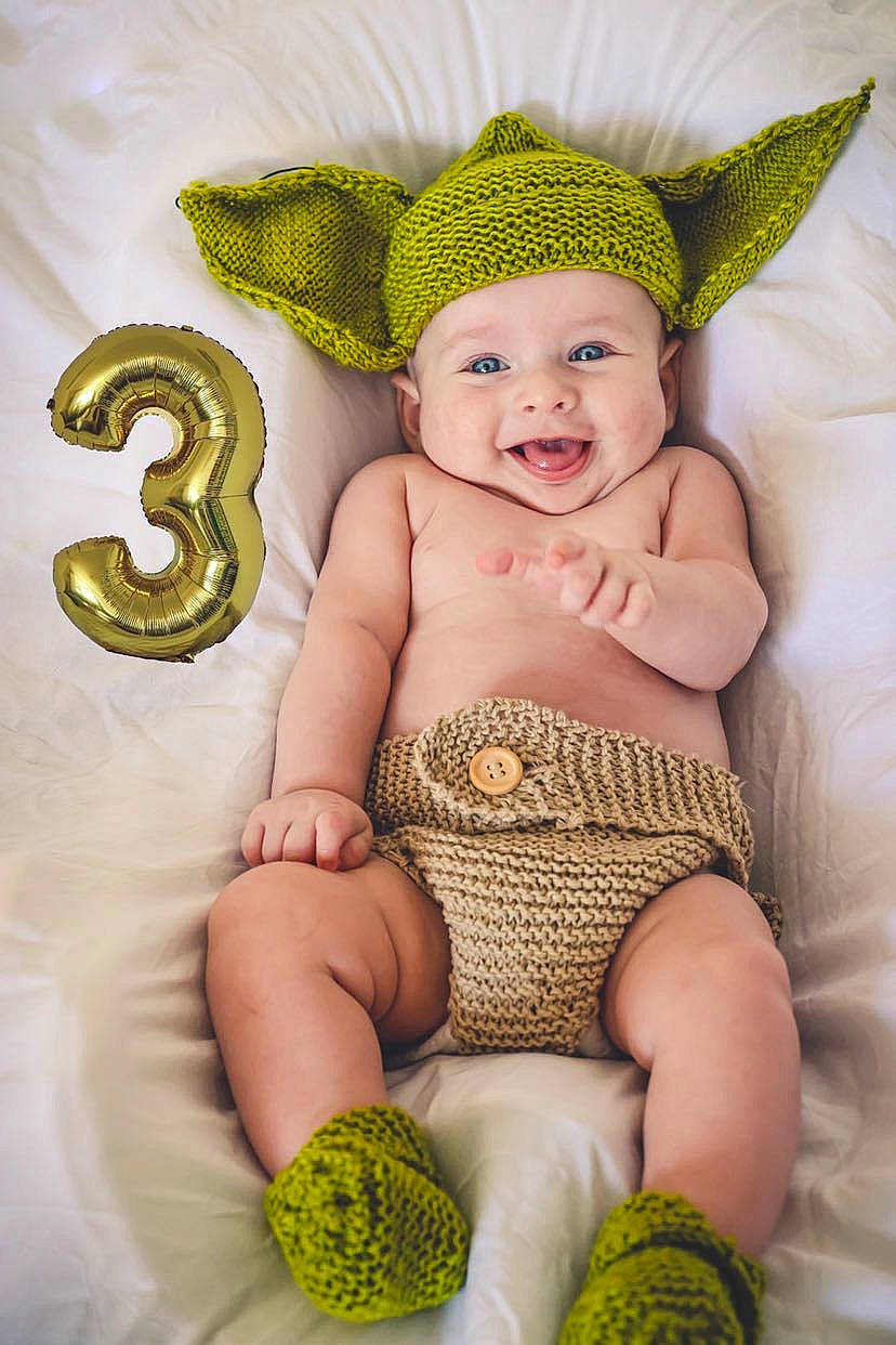 François a rejoint le concours — aidez-le/la à gagner de superbes lots ! baby, baby_toddler_clothing, eye, face, fashion_accessory, finger, fun, green, happy, head, headwear, jewellery, mythical_creature, pattern, person, pink, skin, smile, thigh, toddler