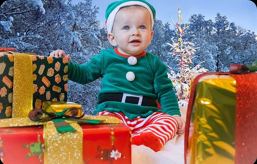 François a rejoint le concours — aidez-le/la à gagner de superbes lots ! baby, baby_toddler_clothing, child, christmas, christmas_decoration, christmas_ornament, event, fun, green, happy, holiday, leisure, person, photograph, product, red, sky, snapshot, toddler, tree