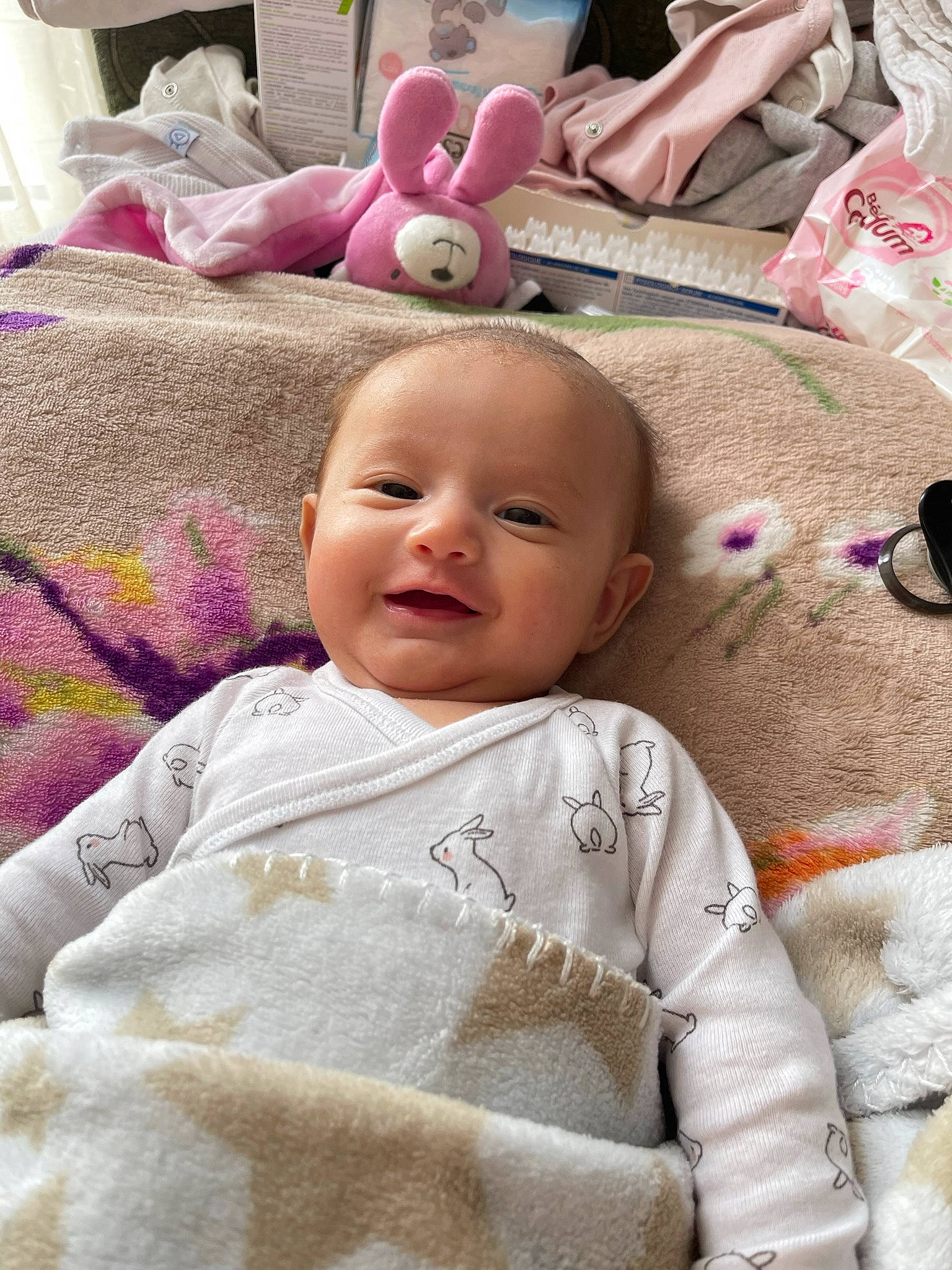 Azélya a rejoint le concours — aidez-le/la à gagner de superbes lots ! baby, baby_toddler_clothing, bedding, cheek, child, comfort, facial_expression, fun, happy, head, iris, linens, person, pink, room, skin, sleeve, smile, textile, toddler