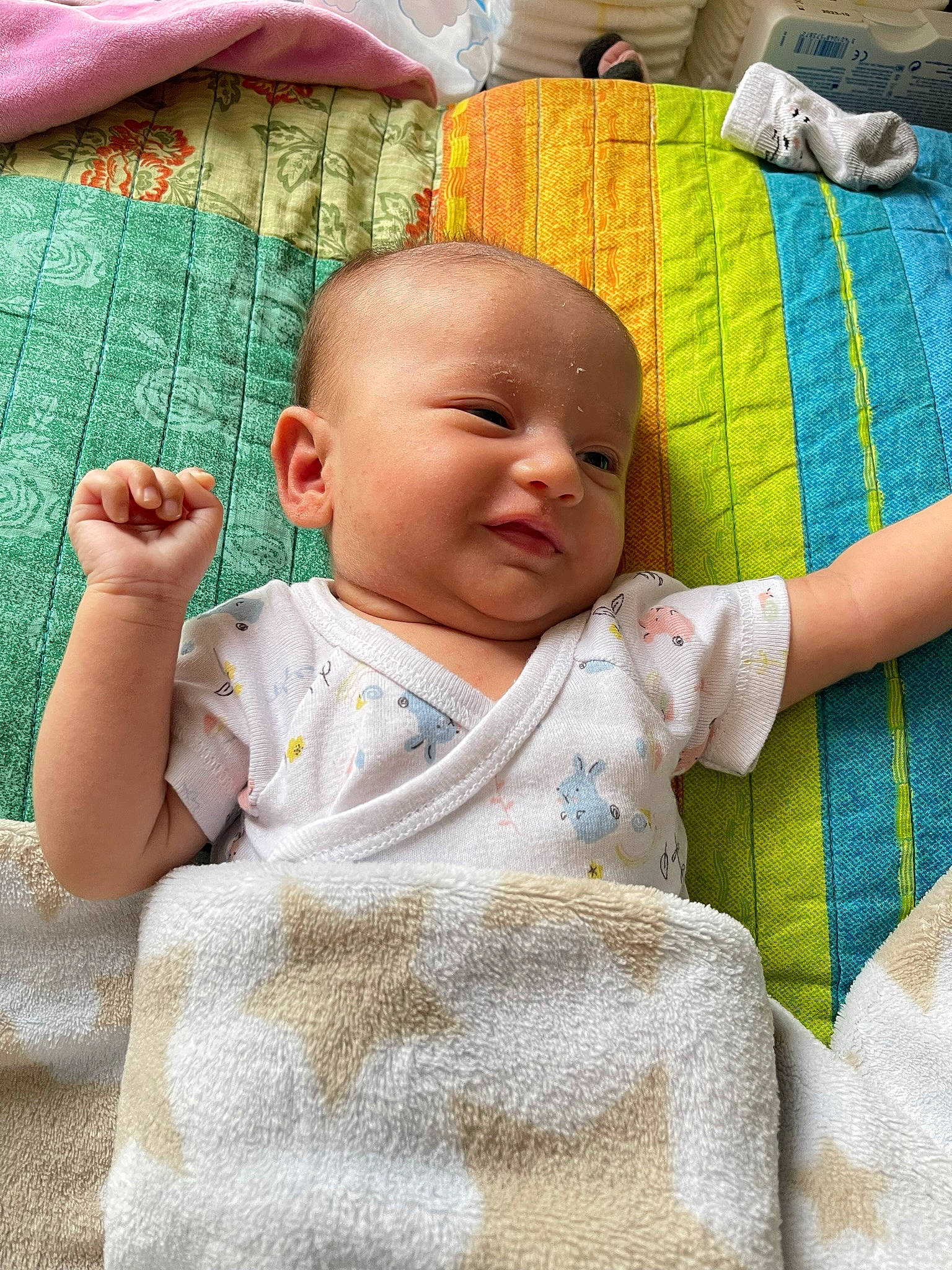 Azélya participe au concours pour gagner de l'argent avec cette photo : baby, baby_products, baby_sleeping, baby_toddler_clothing, bedding, cheek, child, chin, comfort, couch, grass, green, linens, pattern, person, sitting, skin, sleeve, textile, toddler