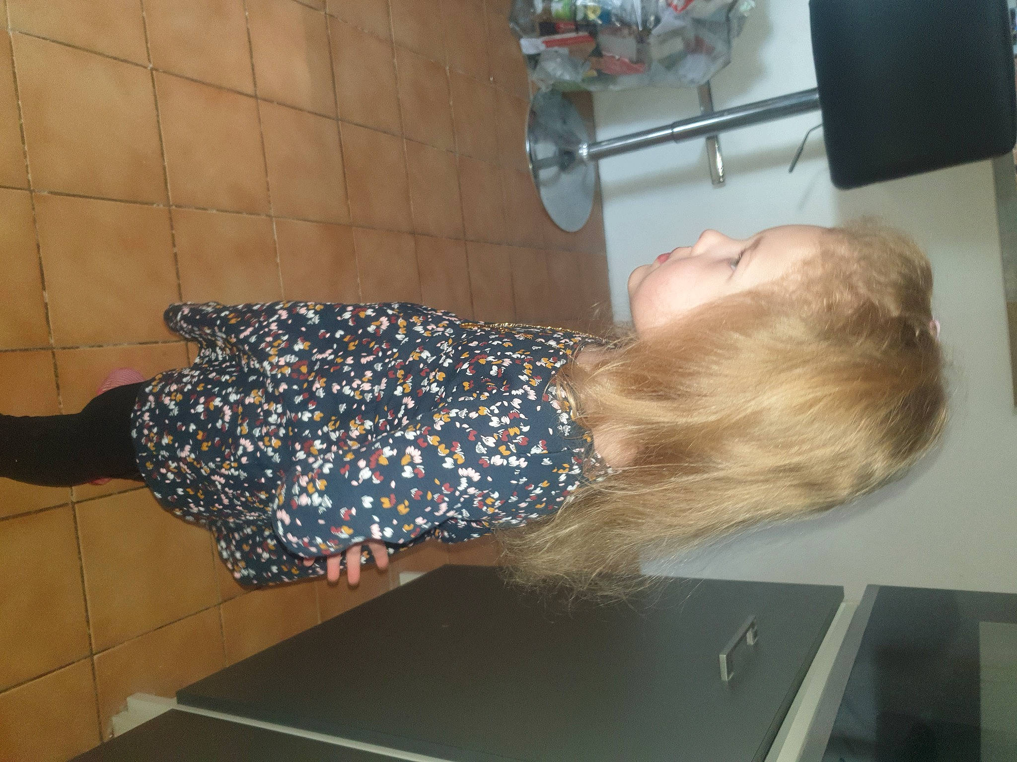 Eleonor a rejoint le concours — aidez-le/la à gagner de superbes lots ! balance, comfort, elbow, electric_blue, fashion_design, flooring, fun, human_leg, pattern, person, room, thigh, visual_arts, waist, wood, wrist