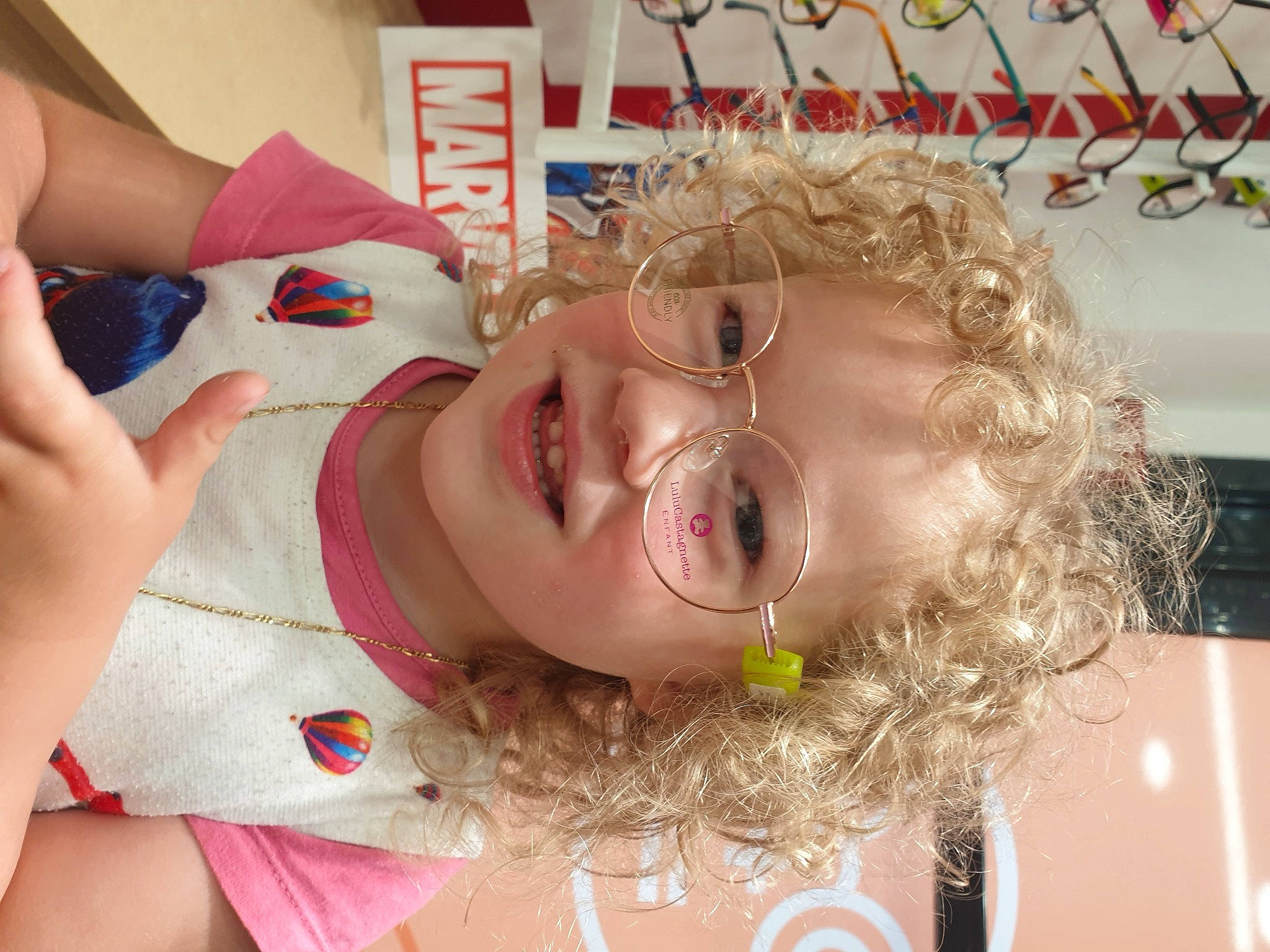 Eleonor a rejoint le concours — aidez-le/la à gagner de superbes lots ! child, ear, eyelash, eyewear, finger, fun, gesture, happy, jaw, jewellery, joy, leisure, mouth, nose, person, skin, smile, thumb, toddler, vacation