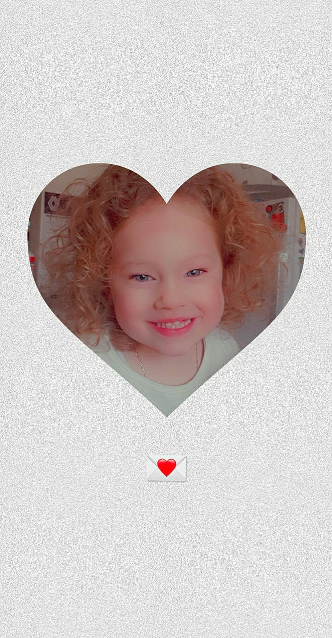 Eléonor a rejoint le concours — aidez-le/la à gagner de superbes lots ! cheek, child, circle, eye, eyebrow, eyelash, fashion_accessory, font, happy, head, heart, jaw, jewellery, joy, linens, lip, love, magenta, neck, person