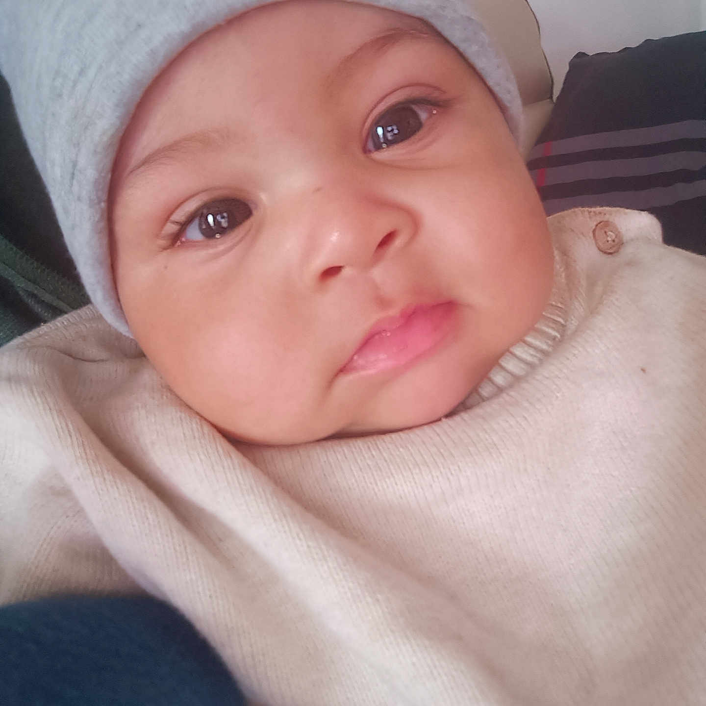 Ethan Maëron participe au concours pour gagner de l'argent avec cette photo : adorable, baby, beanie, blanket, button, cheeks, child, close_up, eyes, face, gaze, hat, indoor, infant, lips, newborn, pillow, portrait, rosy_cheeks, sweater