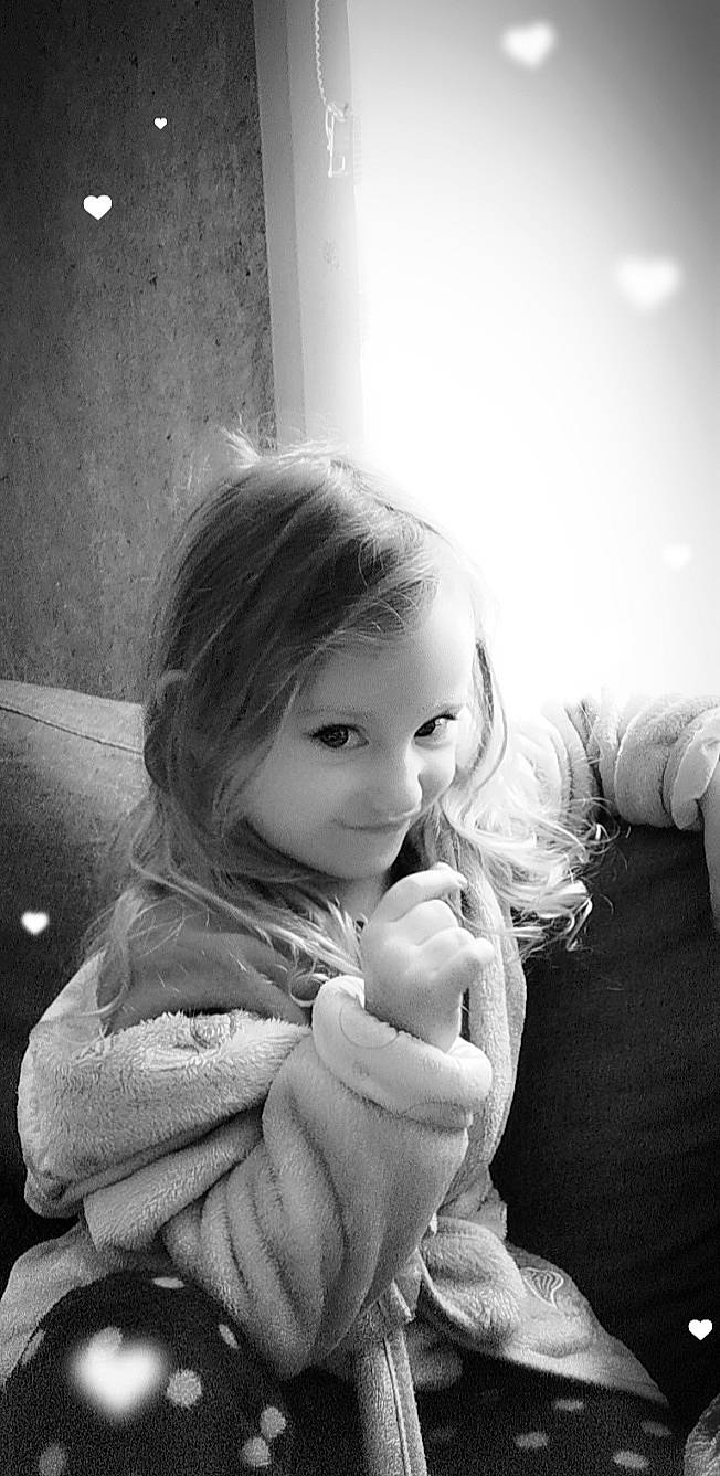 Lya a rejoint le concours — aidez-le/la à gagner de superbes lots ! black_and_white, cheek, cool, eyebrow, eyelash, face, facial_expression, flash_photography, gesture, hand, happy, human_body, iris, joy, lip, nose, person, shoulder, skin, smile