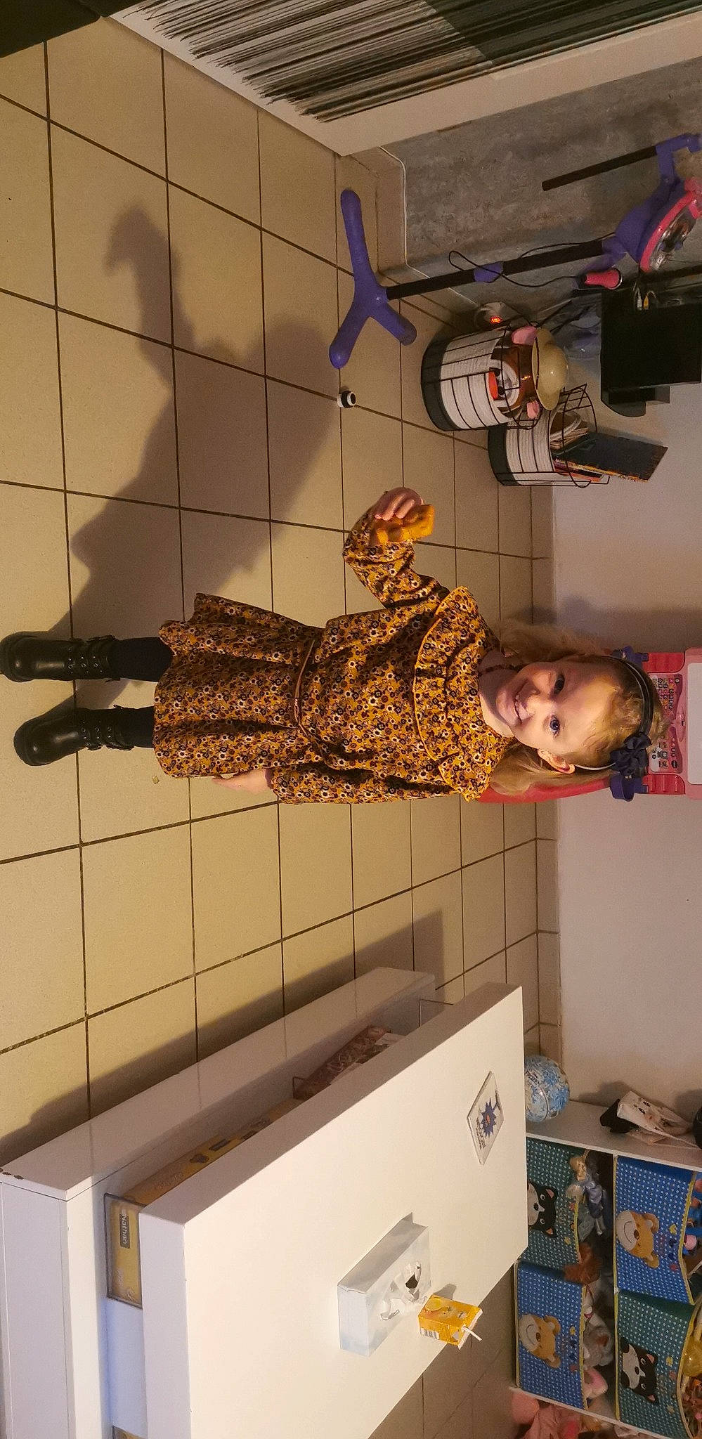 Lya participe au concours pour gagner de l'argent avec cette photo : building, cabinetry, ceiling, drawer, floor, flooring, fun, house, joy, kitchen, person, photograph, photography, room, snapshot, tile, visual_arts, wall, wood