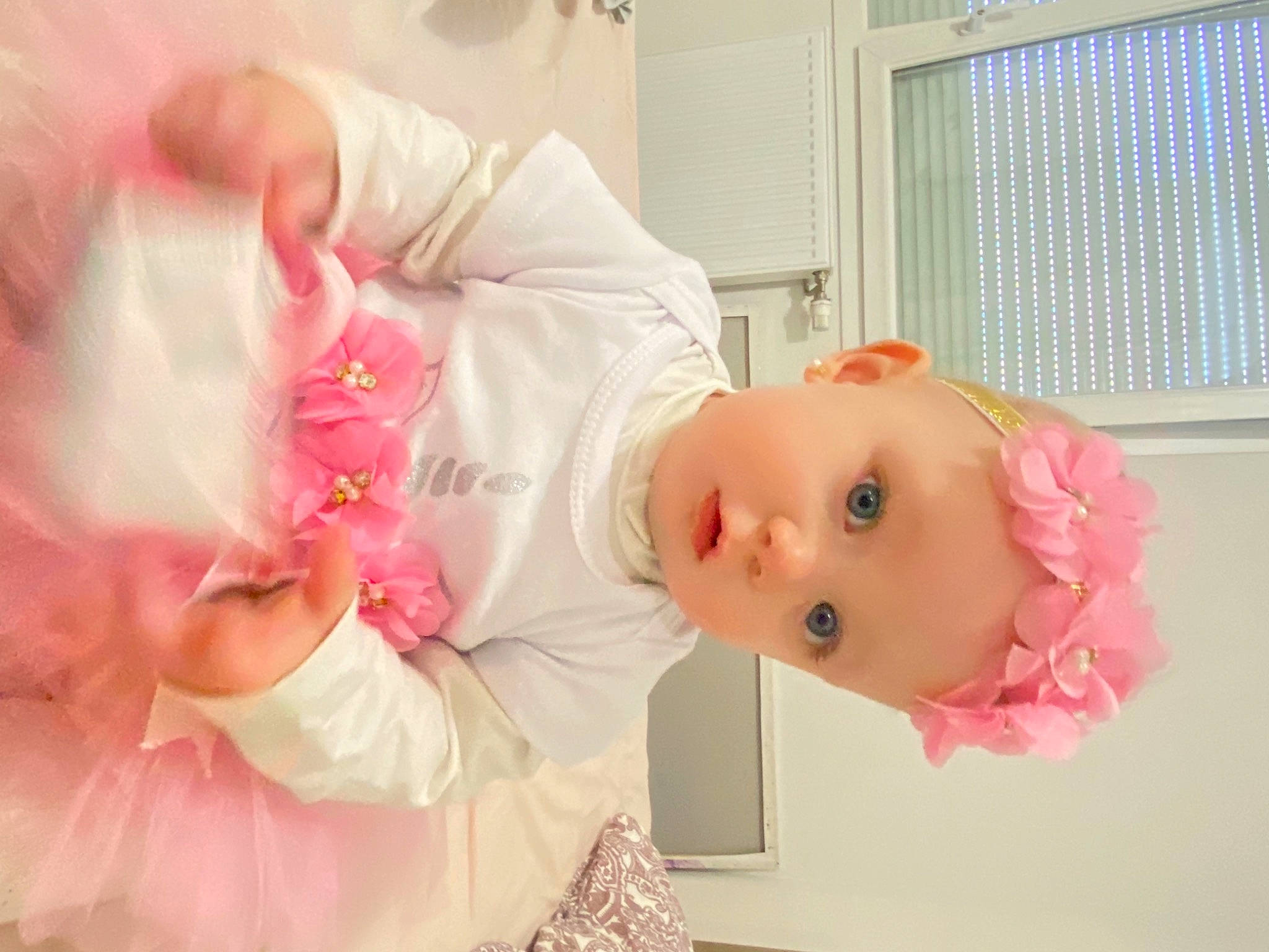 Sofia a rejoint le concours — aidez-le/la à gagner de superbes lots ! baby, baby_toddler_clothing, cheek, dress, embellishment, event, eye, eyelash, hair_accessory, happy, headgear, headpiece, headwear, lip, peach, person, petal, pink, plant, skin