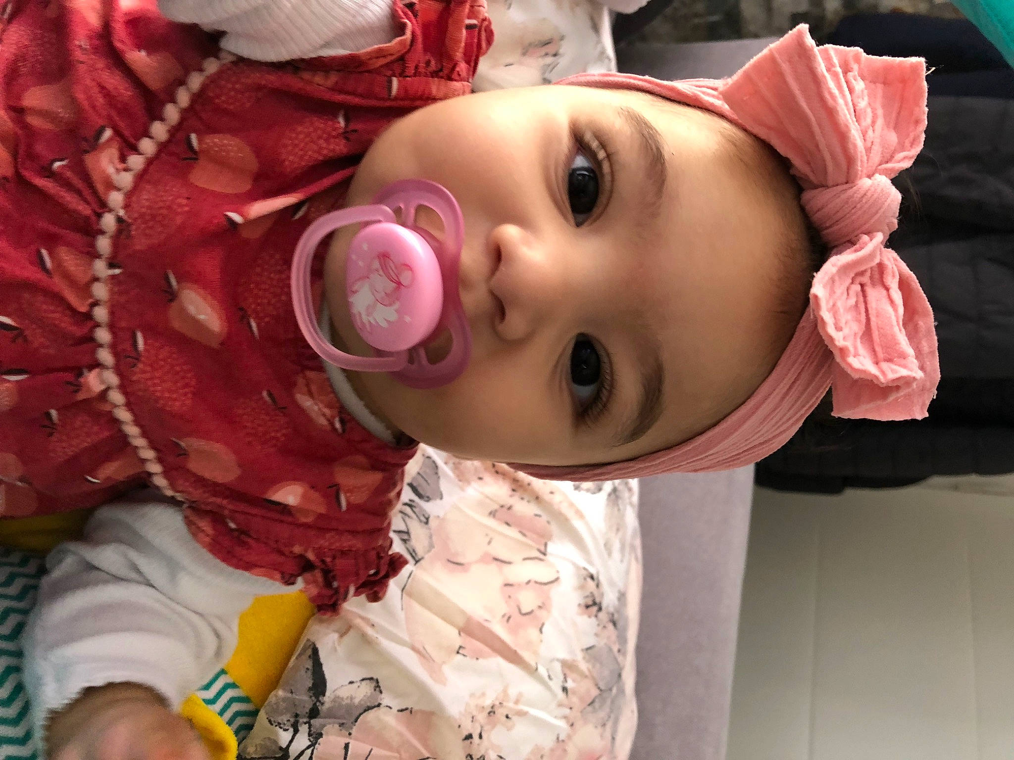 Neyla a rejoint le concours — aidez-le/la à gagner de superbes lots ! baby, baby_toddler_clothing, cheek, child, chin, eye, eyelash, face, facial_expression, headgear, human, iris, lip, mouth, nose, person, pink, skin, sleeve, smile