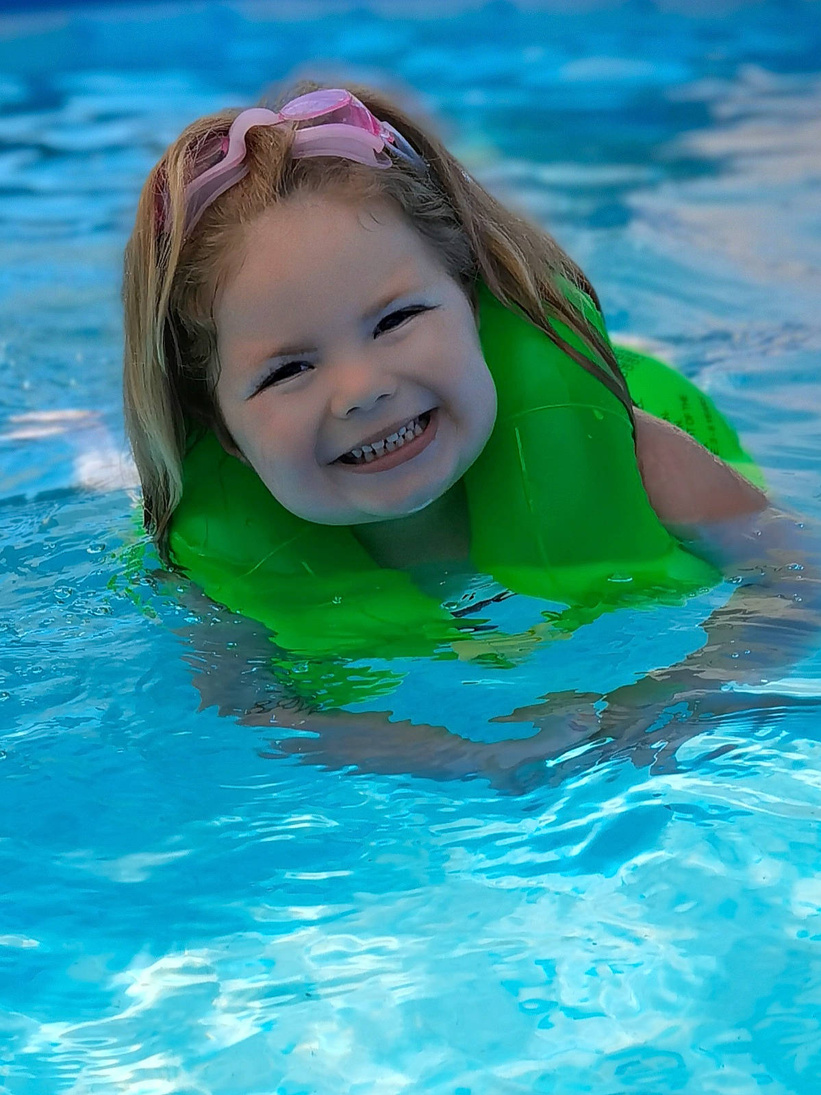Analea participe au concours pour gagner de l'argent avec cette photo : azure, bathing, child, face, fluid, fun, happy, head, joy, lake, leisure, leisure_centre, liquid, outdoor_recreation, person, personal_protective_equipment, recreation, smile, swimmer, swimming_pool