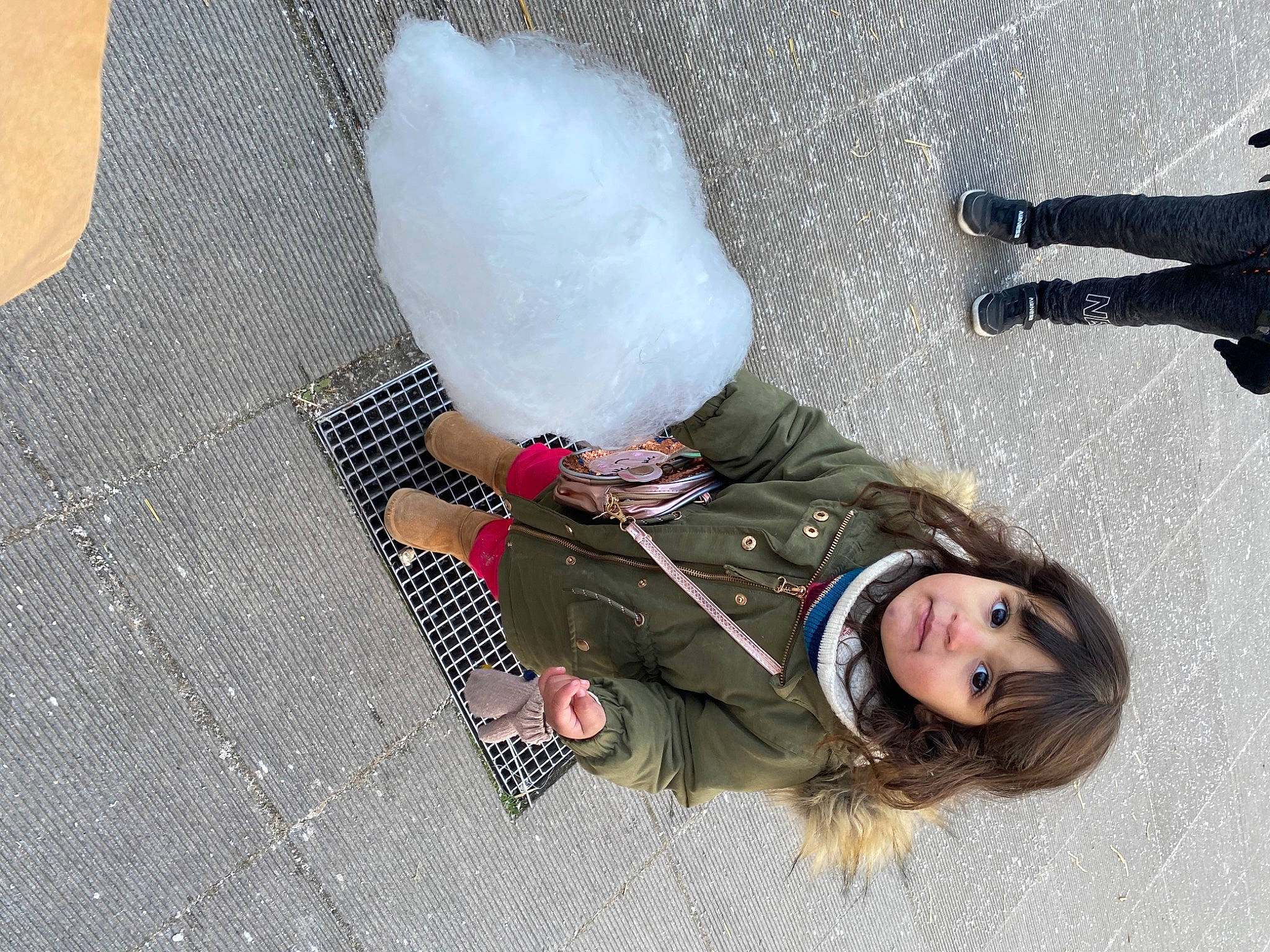 Lila a rejoint le concours — aidez-le/la à gagner de superbes lots ! asphalt, cobblestone, eyewear, fashion_accessory, flooring, foot, freezing, gesture, human_leg, leisure, pattern, pedestrian, people_in_nature, person, road_surface, sidewalk, smile, street, street_fashion, textile