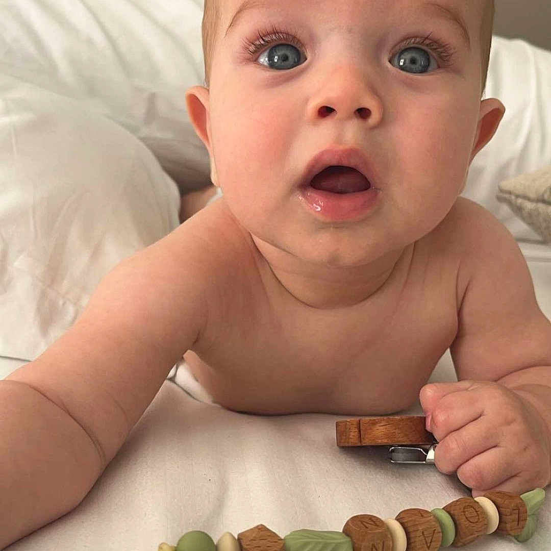 Loan participe au concours pour gagner de l'argent avec cette photo : baby, bed, bodypart, cutlery, dish, eating, face, finger, food, furniture, hand, head, lunch, meal, person, photography, portrait, snack, spoon, sweets