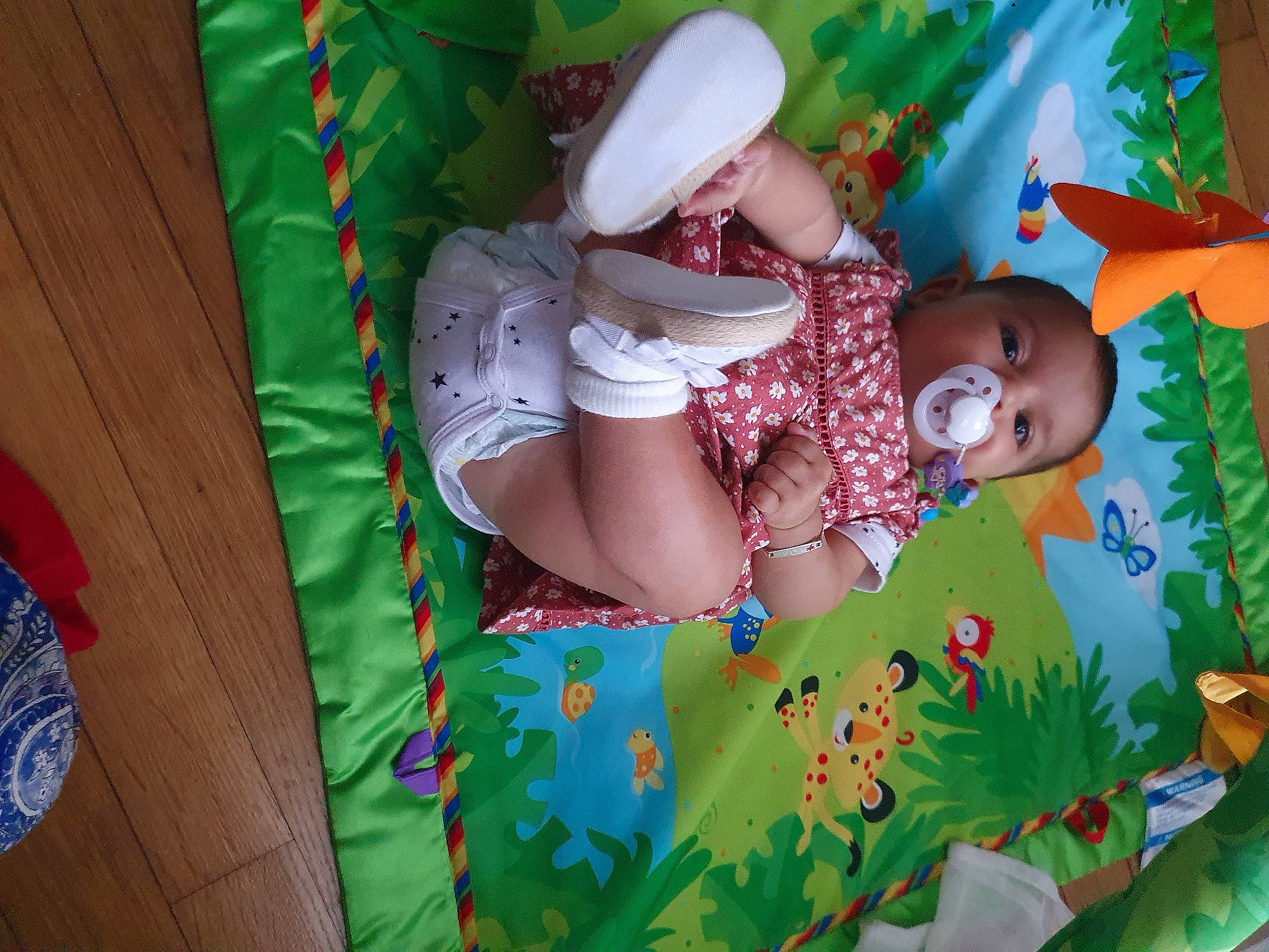 Aya a rejoint le concours — aidez-le/la à gagner de superbes lots ! art, baby, baby_toddler_clothing, child, event, facial_expression, fun, grass, green, happy, leisure, linens, magenta, pattern, people_in_nature, person, play, room, textile, toddler