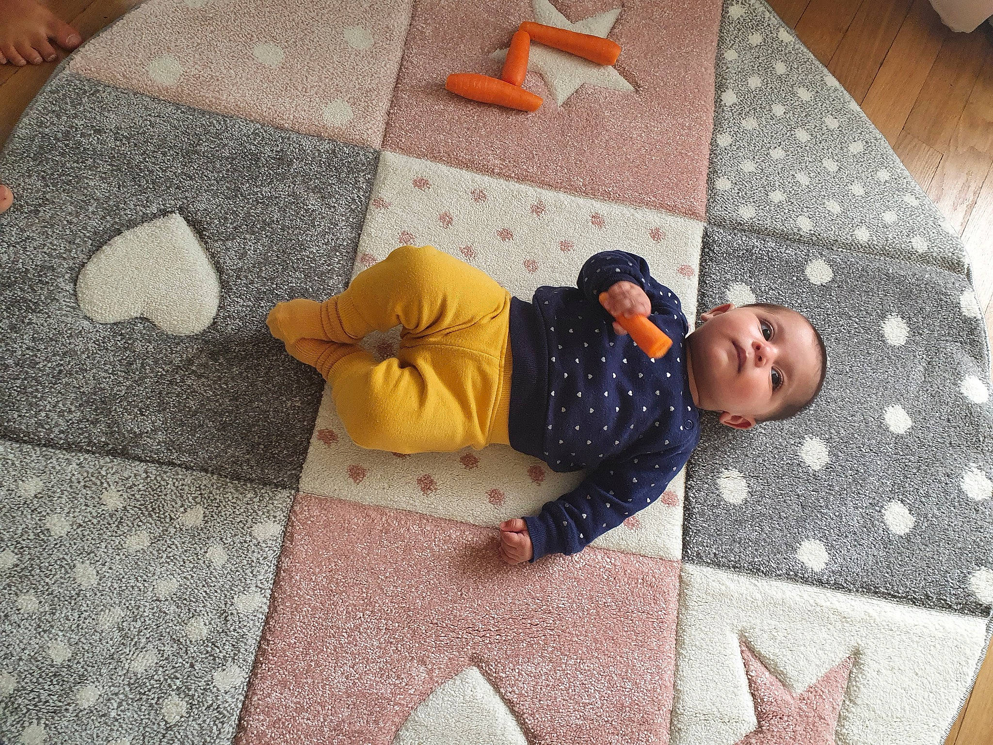 Aya a rejoint le concours — aidez-le/la à gagner de superbes lots ! baby, baby_toddler_clothing, carmine, carpet, child, comfort, concrete, floor, flooring, hardwood, linens, pattern, person, road_surface, room, sidewalk, sitting, textile, toddler, vertebrate
