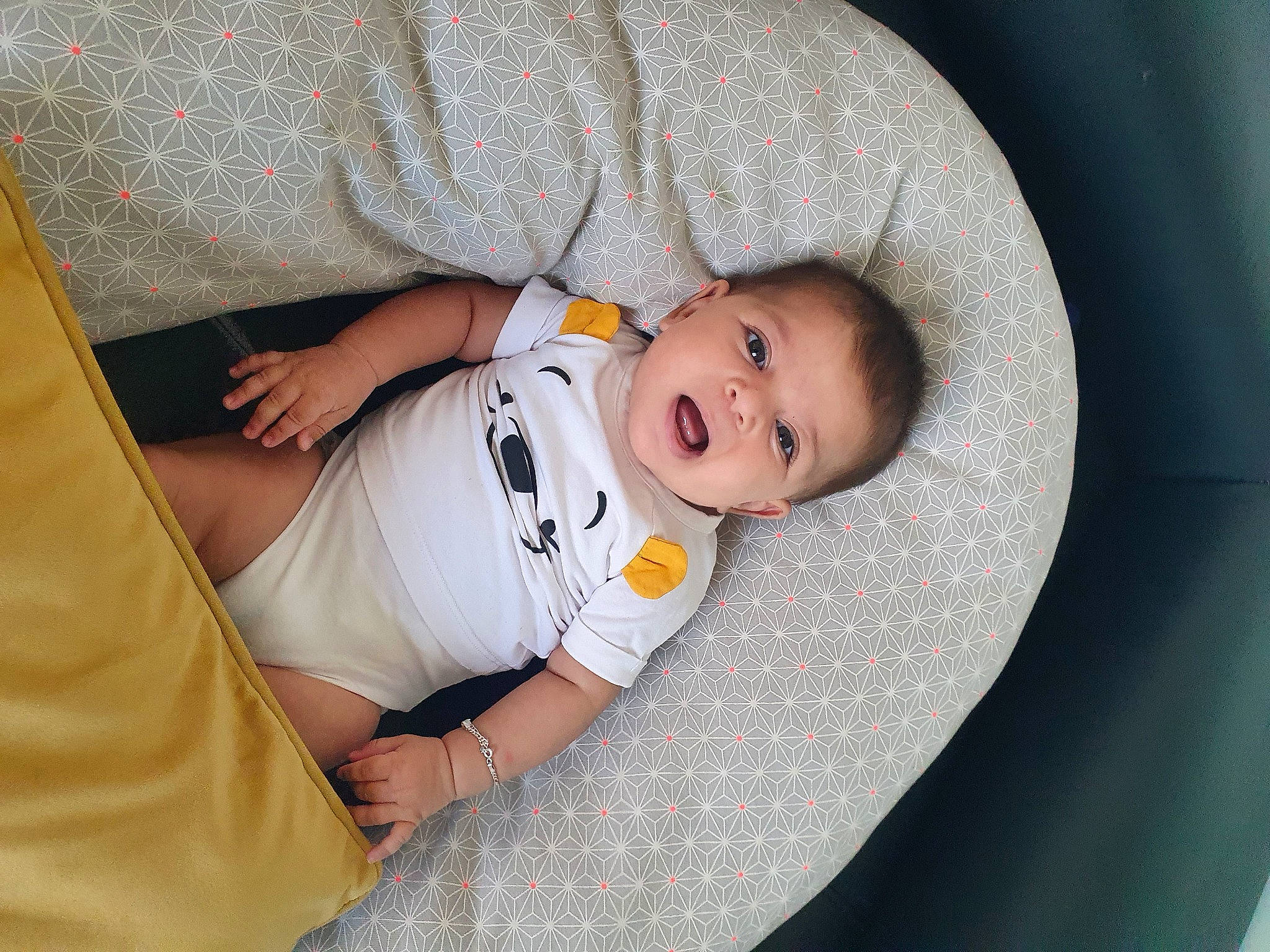 Aya participe au concours pour gagner de l'argent avec cette photo : baby, baby_carriage, baby_products, baby_safety, baby_sleeping, baby_toddler_clothing, child, comfort, fun, happy, linens, pattern, person, product, room, sitting, sleeve, smile, t_shirt, textile