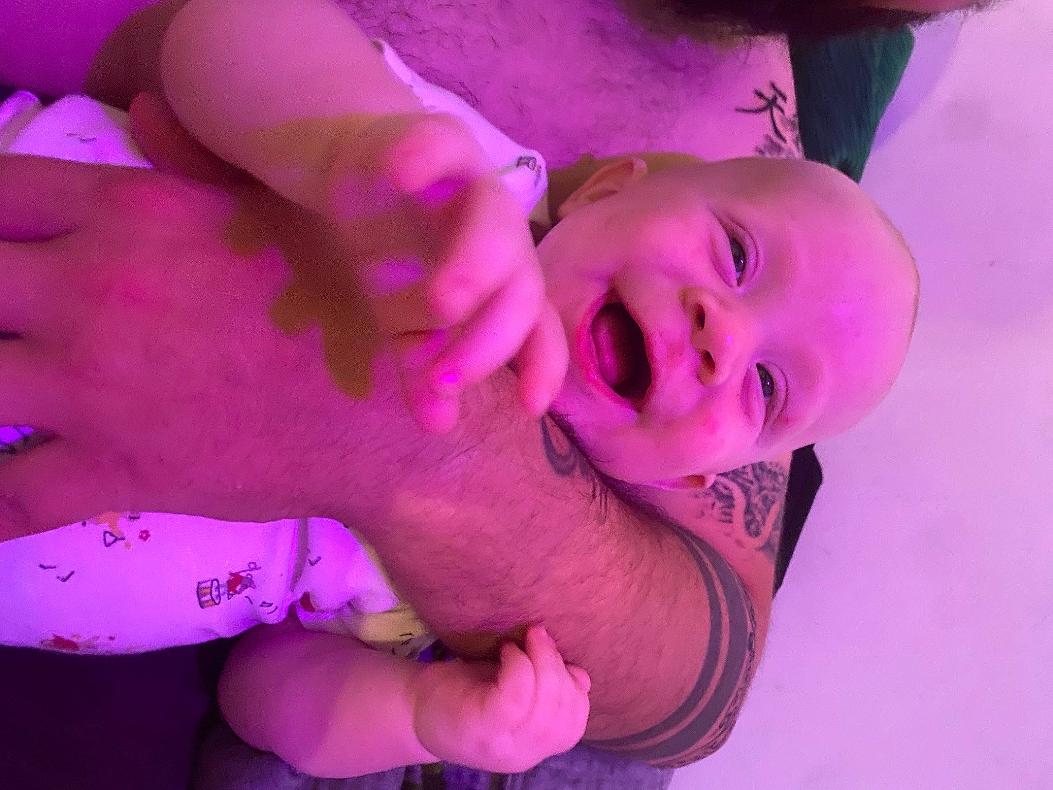 Marwann participe au concours pour gagner de l'argent avec cette photo : ear, eyebrow, eyelash, finger, gesture, hand, happy, human_body, lip, magenta, mouth, muscle, neck, nose, person, pink, plant, purple, skin, smile