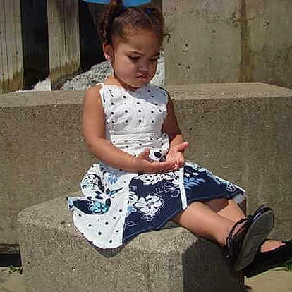 Selena is registered to the contest to win money with this photo: