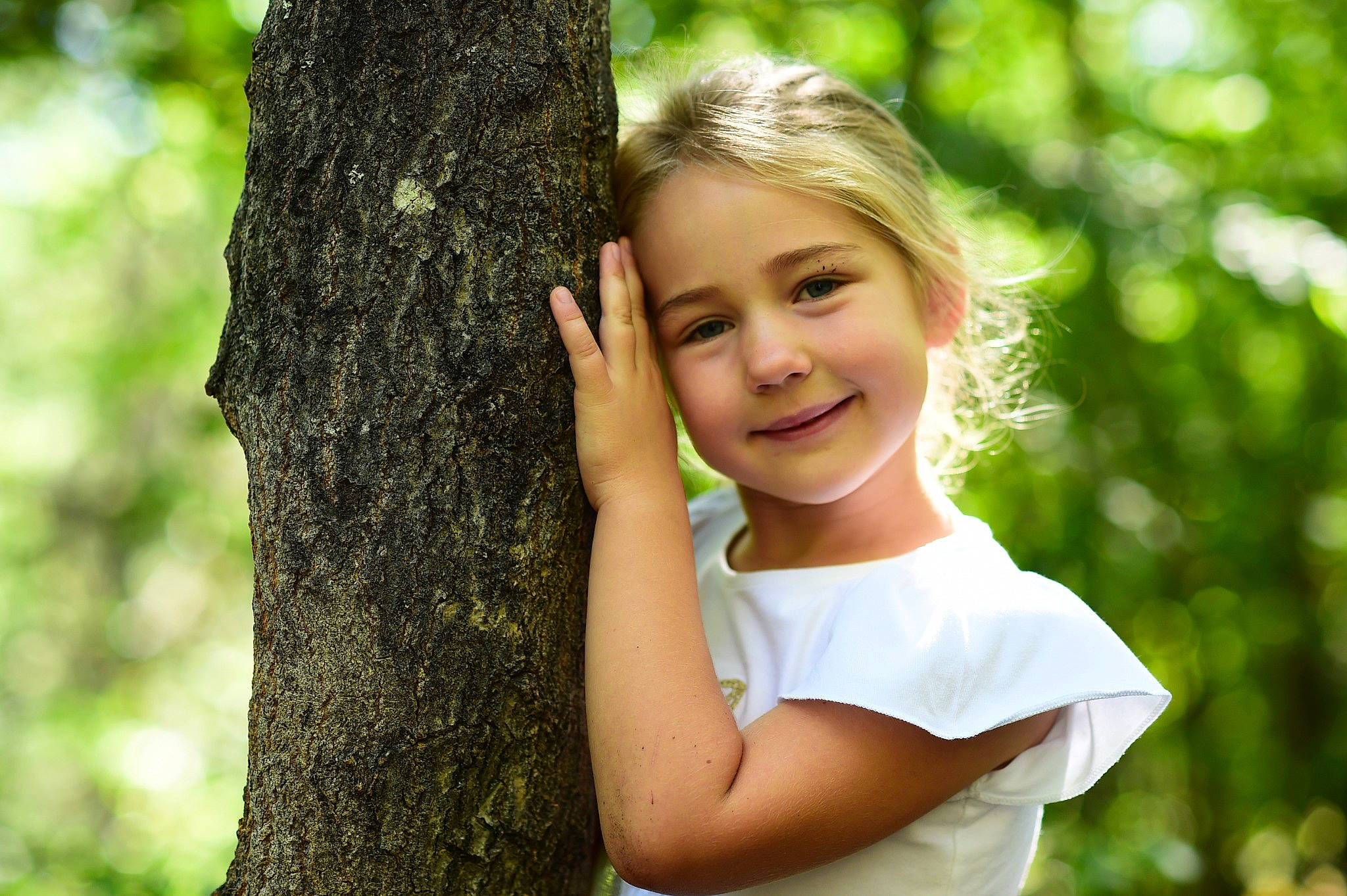 Margaux a rejoint le concours — aidez-le/la à gagner de superbes lots ! beauty, blond, branch, eye, face, flash_photography, forest, gesture, grass, happy, joy, long_hair, people_in_nature, person, plant, smile, toddler, tree, trunk, twig