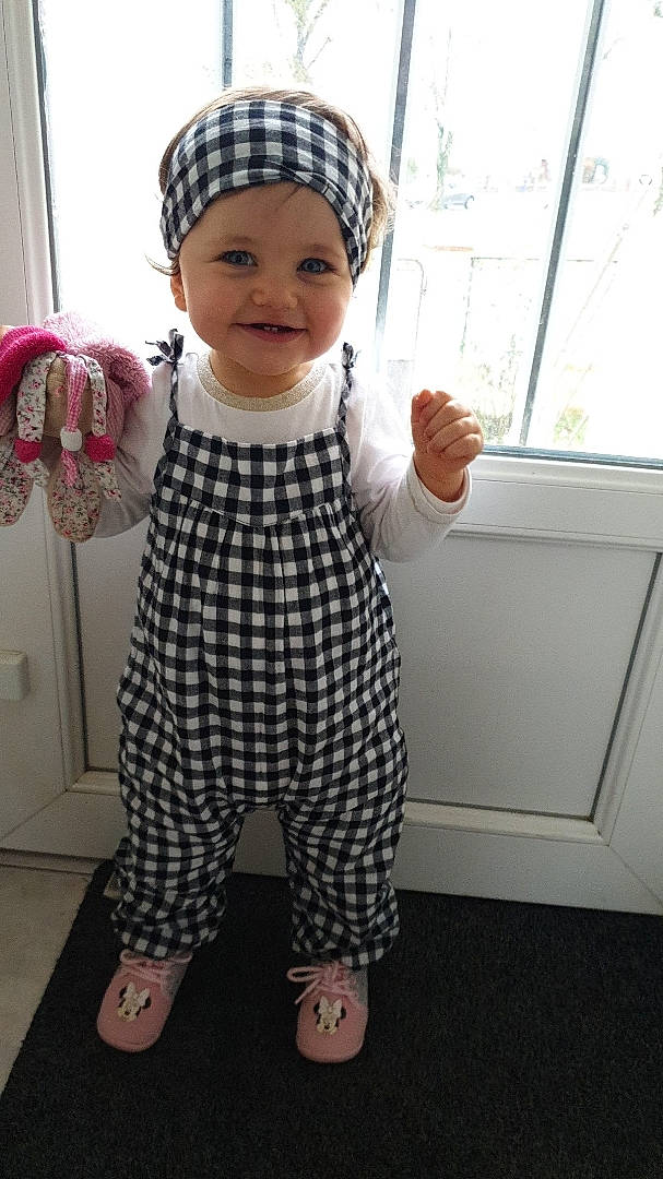 Lena a rejoint le concours — aidez-le/la à gagner de superbes lots ! active_pants, baby_toddler_clothing, child, clothing, cool, face, fashion_accessory, gesture, happy, headgear, headwear, joy, neck, outerwear, pattern, person, sleeve, smile, street_fashion, textile