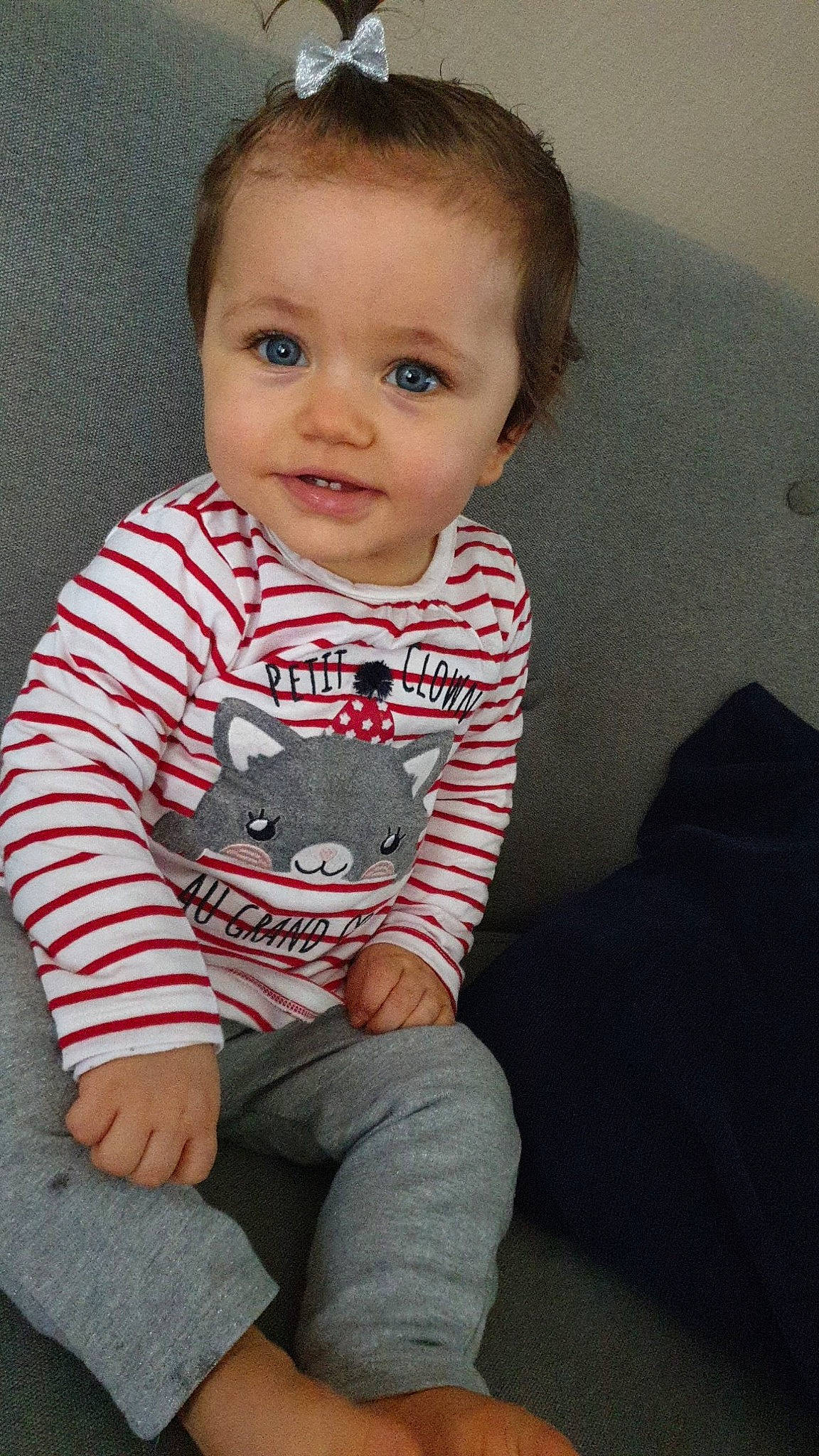 Lena a rejoint le concours — aidez-le/la à gagner de superbes lots ! arm, baby_toddler_clothing, cheek, chin, comfort, eye, face, hair, head, human_body, jeans, joint, leg, lip, mouth, neck, nose, person, shoulder, skin