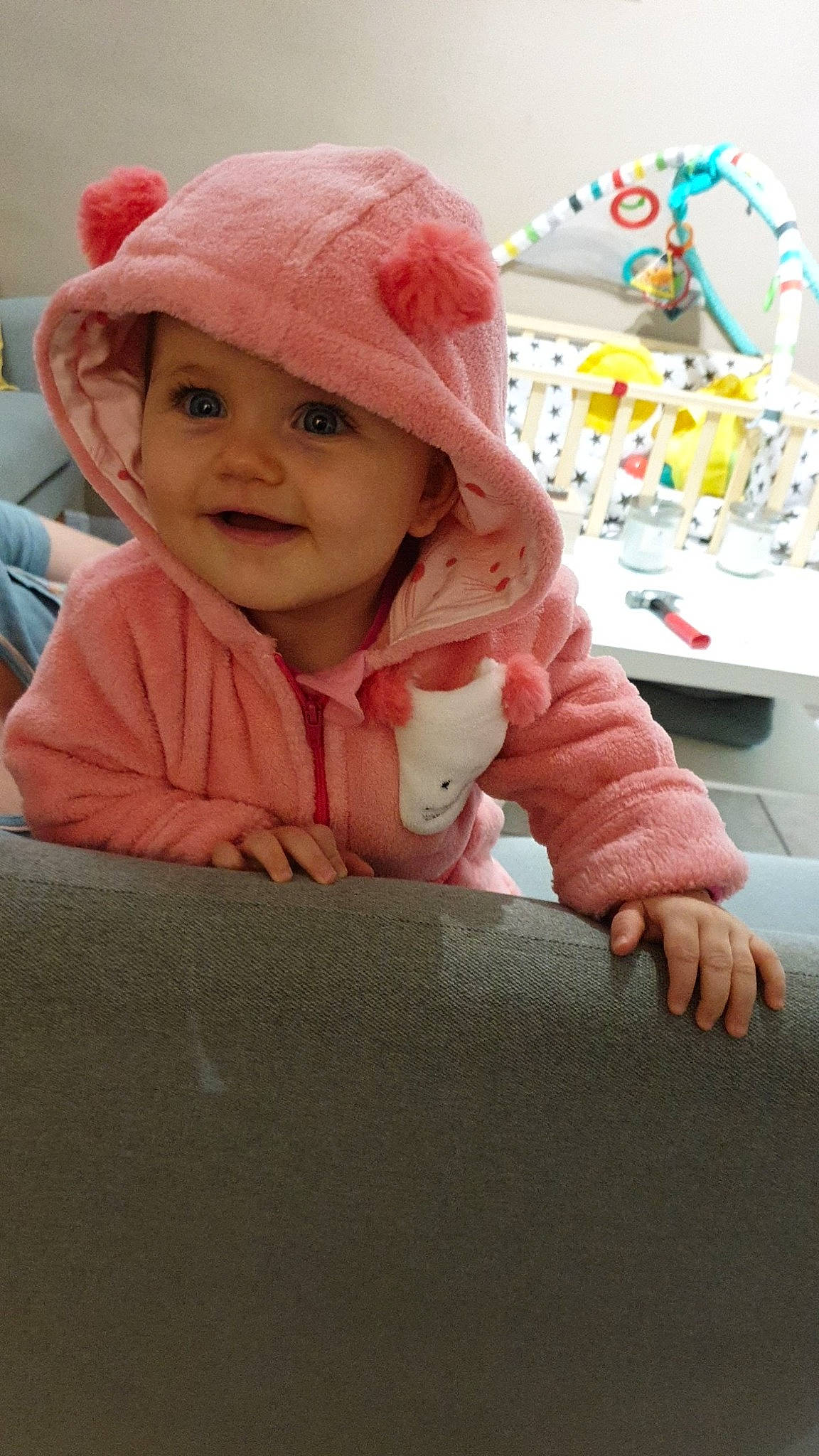 Lena a rejoint le concours — aidez-le/la à gagner de superbes lots ! baby, baby_products, baby_toddler_clothing, cap, cheek, child, comfort, fashion_accessory, flooring, fun, happy, headwear, joy, leisure, outerwear, person, play, sitting, skin, sleeve