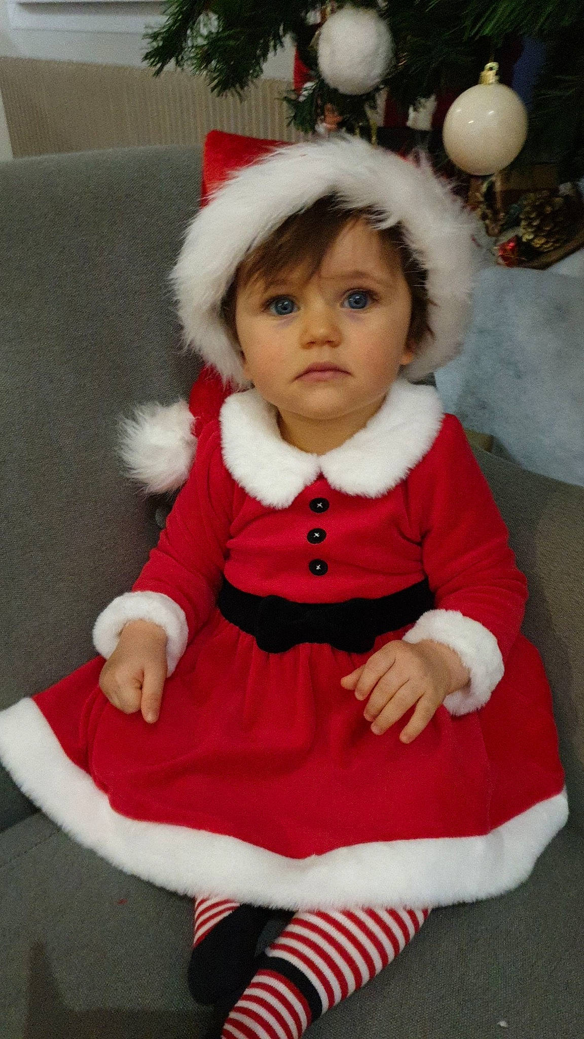 Lena a rejoint le concours — aidez-le/la à gagner de superbes lots ! baby, baby_toddler_clothing, cheek, christmas, costume_hat, event, eye, face, fun, fur, happy, head, headgear, holiday, human_body, lap, person, red, sleeve, toddler