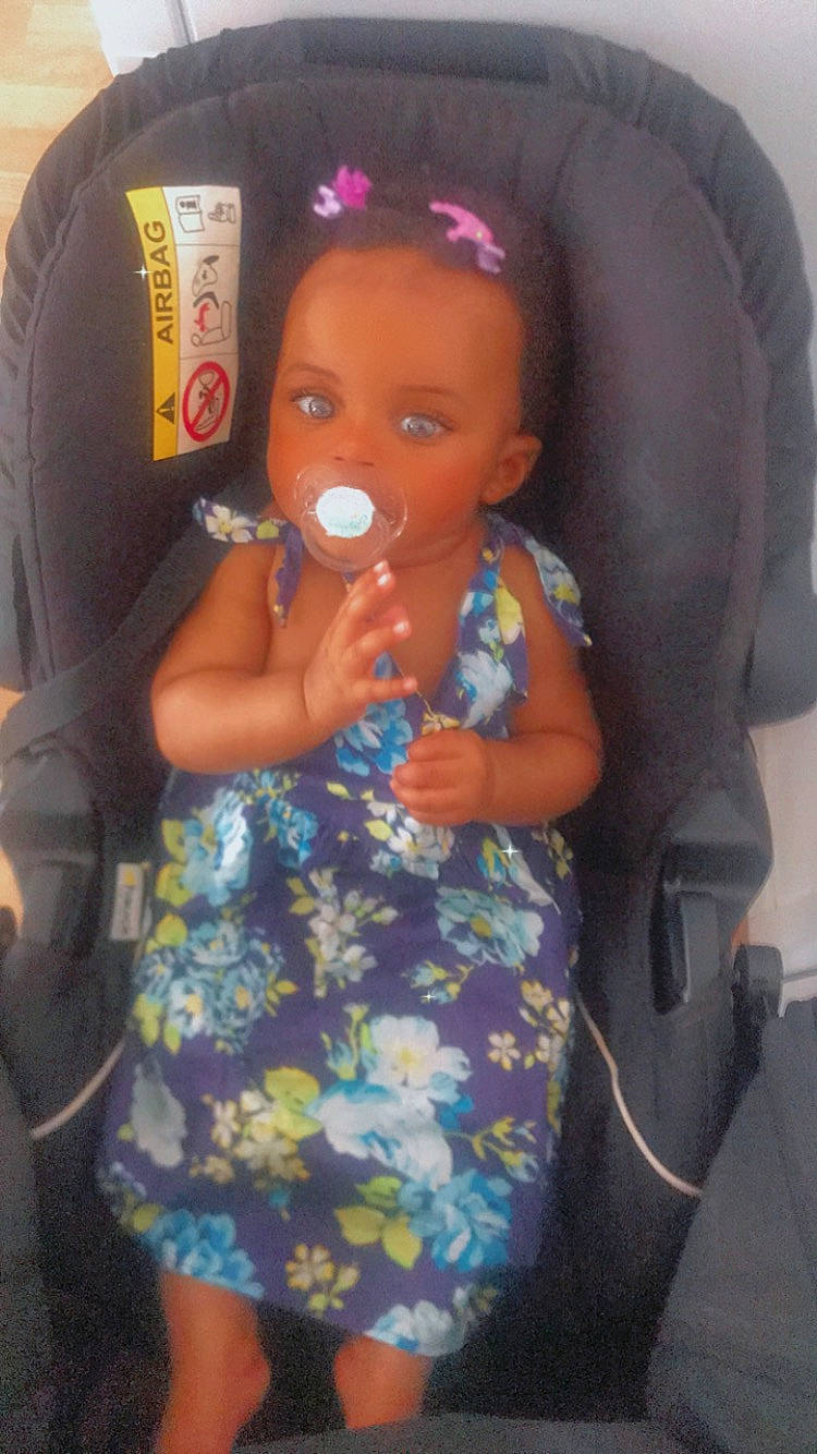 Lysea-jann a rejoint le concours — aidez-le/la à gagner de superbes lots ! barbie, car_seat, child, day_dress, doll, dress, fun, hairstyle, human_leg, iris, joint, lip, long_hair, nail, person, sitting, skin, thigh, thumb, toy