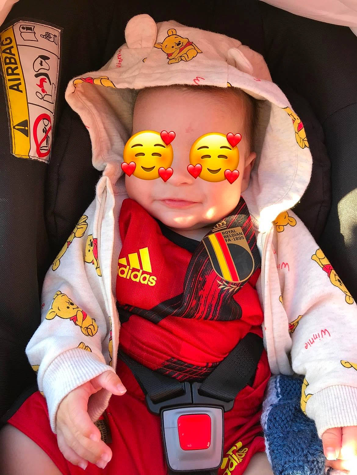 Maëlyo participe au concours pour gagner de l'argent avec cette photo : action_figure, carmine, child, costume, entertainment, eyewear, fashion_accessory, fictional_character, fun, gesture, glasses, mask, peach, performing_arts, person, personal_protective_equipment, scarf, sleeve, sunglasses, toy