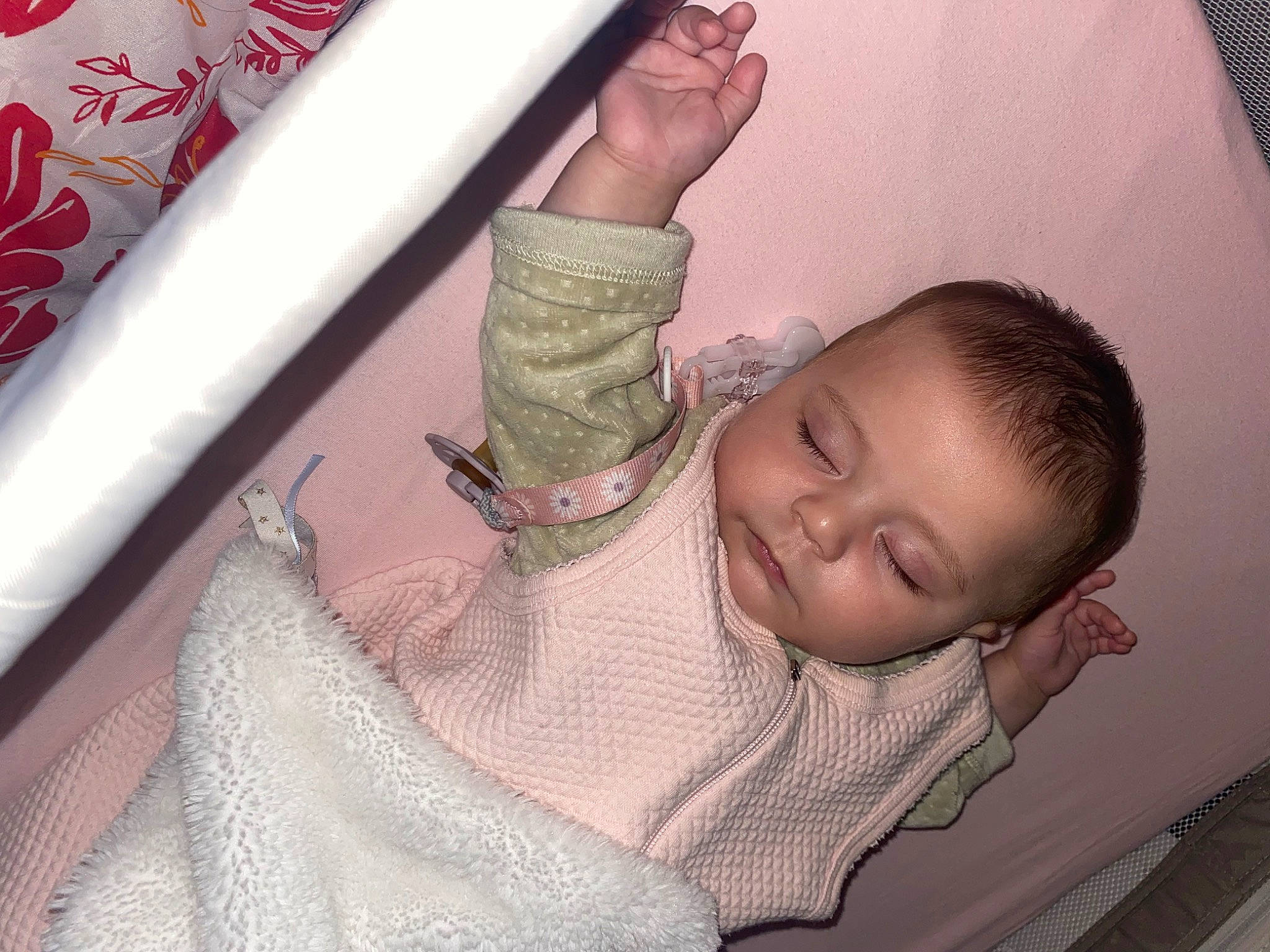 Léana a rejoint le concours — aidez-le/la à gagner de superbes lots ! baby, baby_products, baby_safety, baby_toddler_clothing, beauty, cheek, child, chin, comfort, eyebrow, eyelash, gesture, happy, infant_bed, linens, neck, nose, person, room, skin