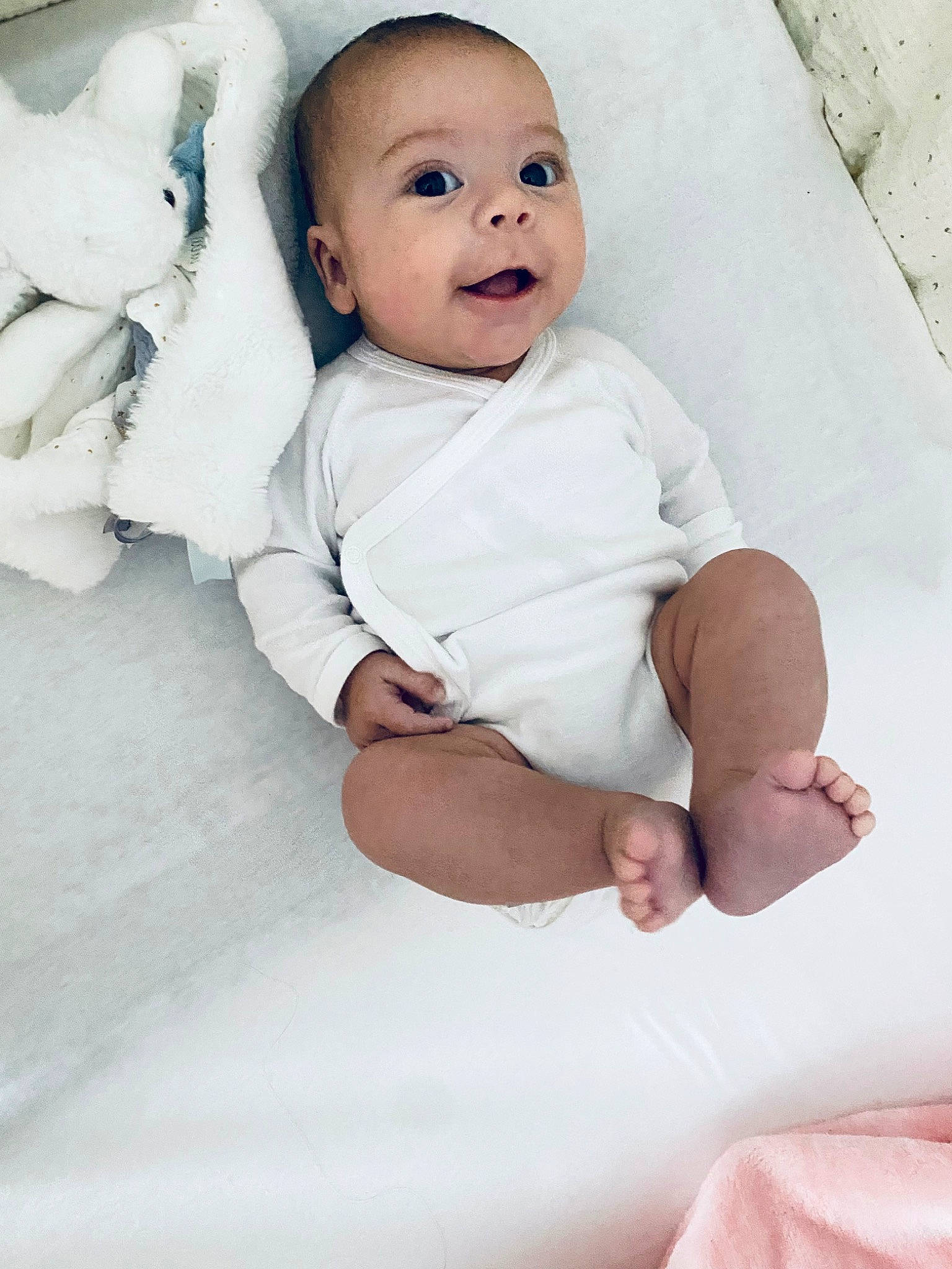 Léana a rejoint le concours — aidez-le/la à gagner de superbes lots ! baby, baby_toddler_clothing, cheek, child, comfort, eye, face, finger, flash_photography, gesture, happy, head, human, linens, nose, person, skin, sleeve, smile, toddler