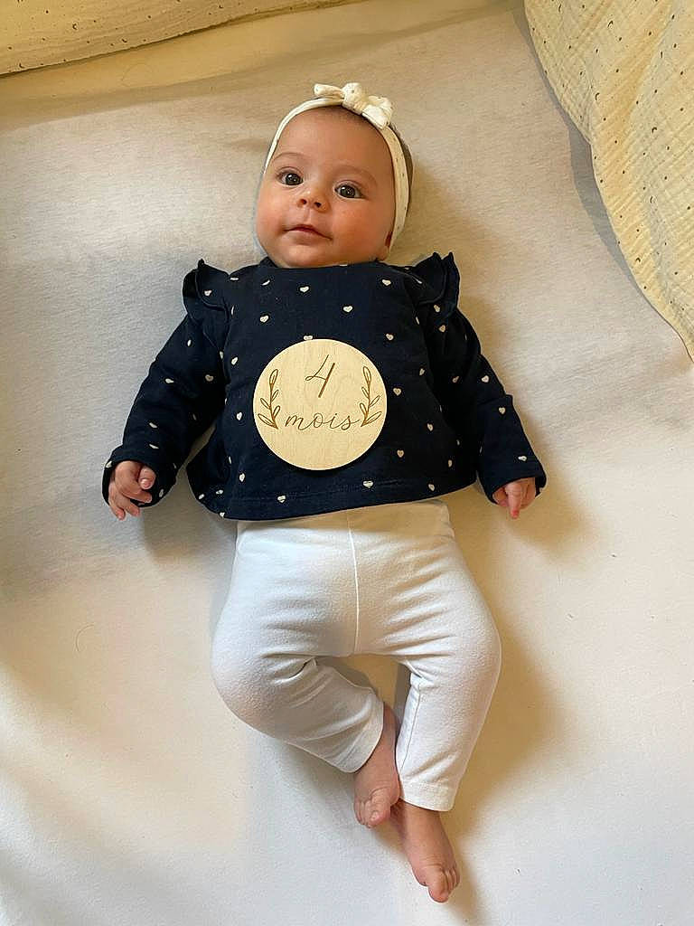 Léana a rejoint le concours — aidez-le/la à gagner de superbes lots ! baby, baby_products, baby_toddler_clothing, blazer, bow_tie, button, child, collar, doll, dress_shirt, fashion_accessory, formal_wear, happy, outerwear, person, room, sleeve, standing, toddler, toy