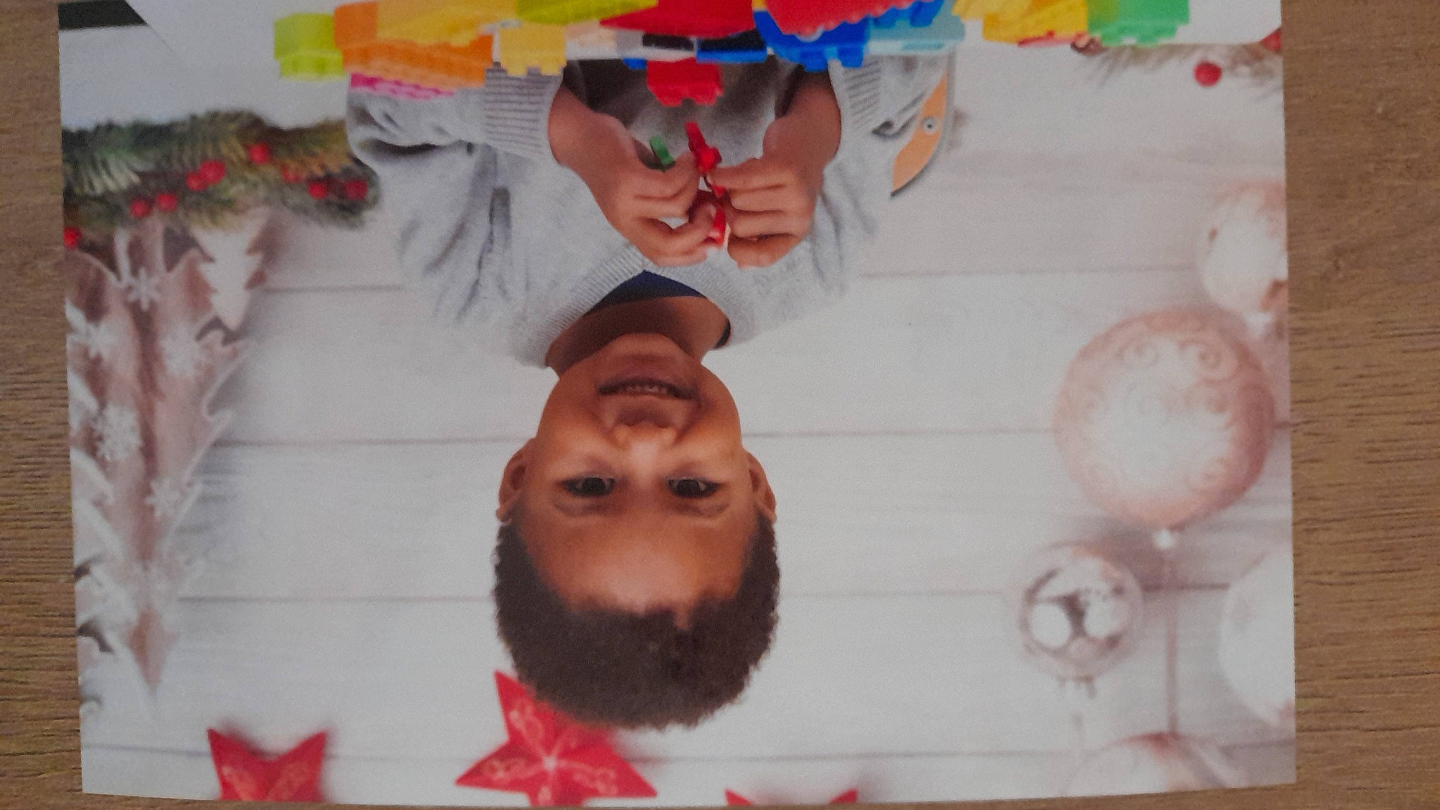 Lassana a rejoint le concours — aidez-le/la à gagner de superbes lots ! art, beard, event, eyewear, facial_hair, fun, gesture, happy, headgear, joy, moustache, mouth, paint, paper, person, red, room, selfie, smile, textile