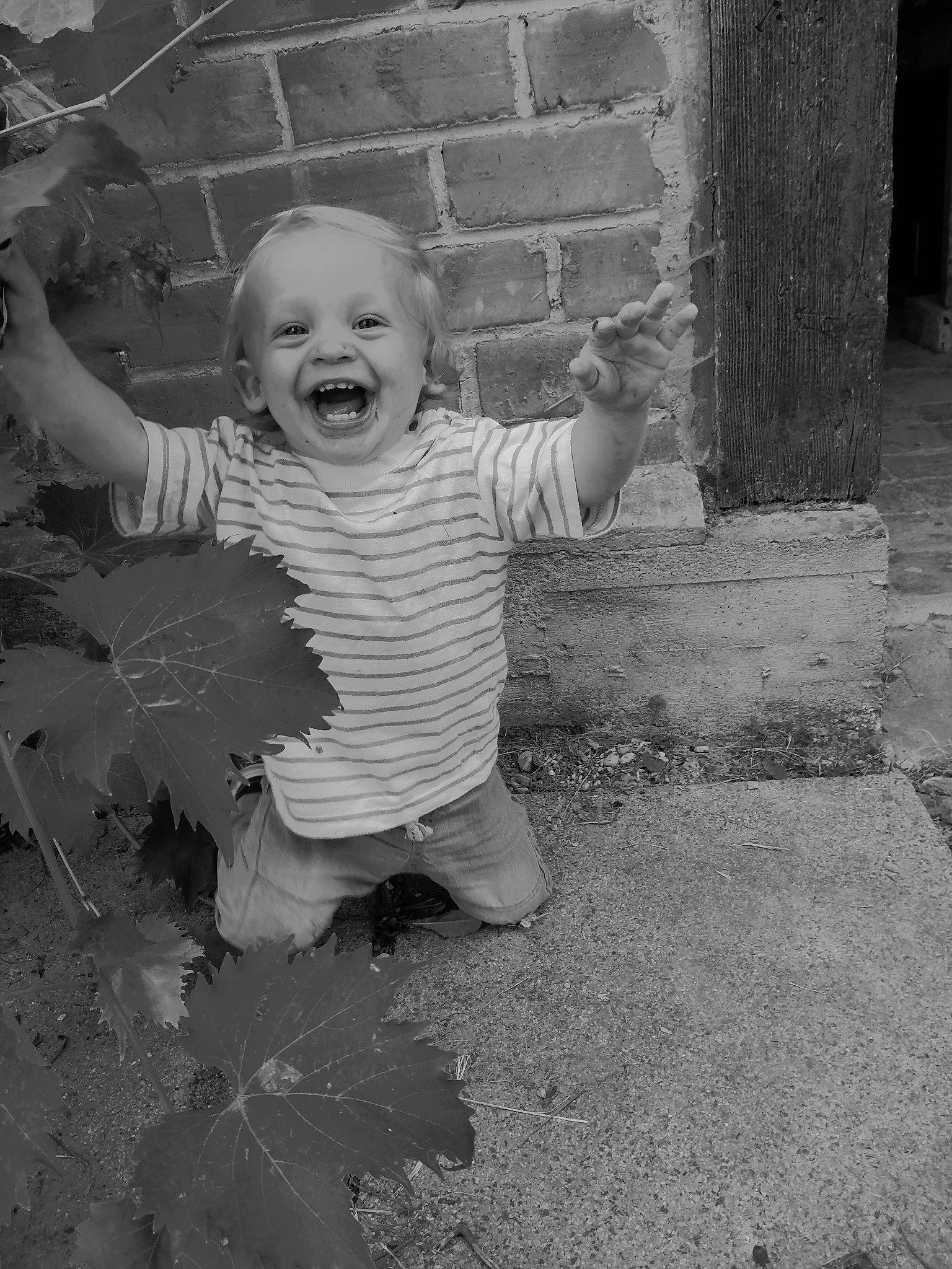 Ethan participe au concours pour gagner de l'argent avec cette photo : black_and_white, child, monochrome, monochrome_photography, person, photograph, photography, smile, snapshot, standing, style, toddler