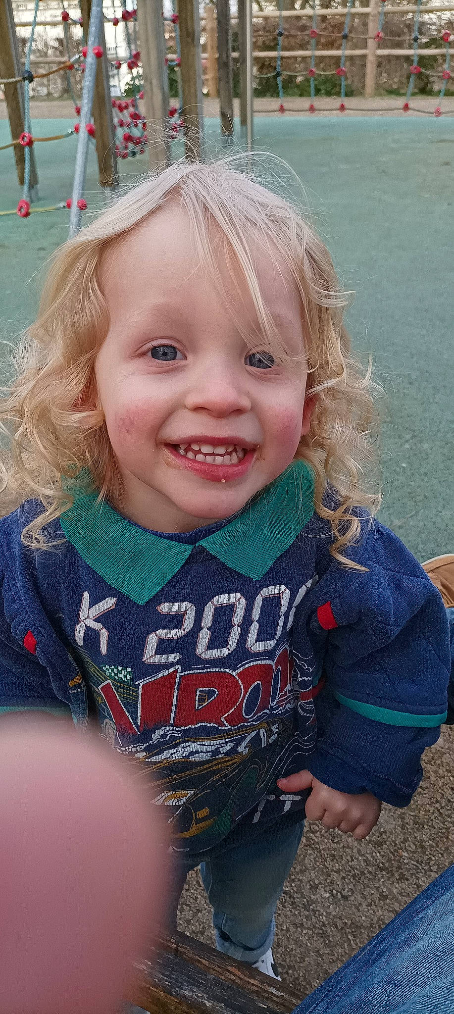 Ethan a rejoint le concours — aidez-le/la à gagner de superbes lots ! arm, azure, cheek, chin, eye, eyebrow, facial_expression, hairstyle, happy, head, iris, joy, lip, mouth, neck, person, pink, skin, sleeve, smile