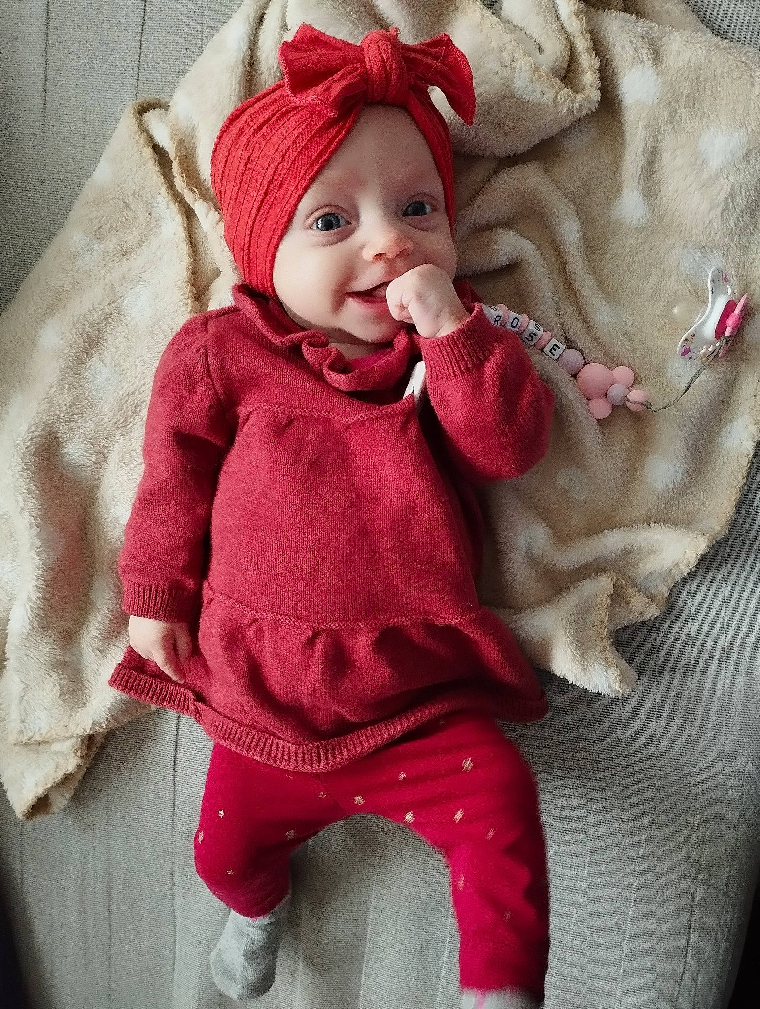 Rose a rejoint le concours — aidez-le/la à gagner de superbes lots ! baby, baby_toddler_clothing, cap, cheek, child, comfort, happy, headgear, headwear, linens, lip, magenta, outerwear, pattern, person, pink, skin, sleeve, smile, textile