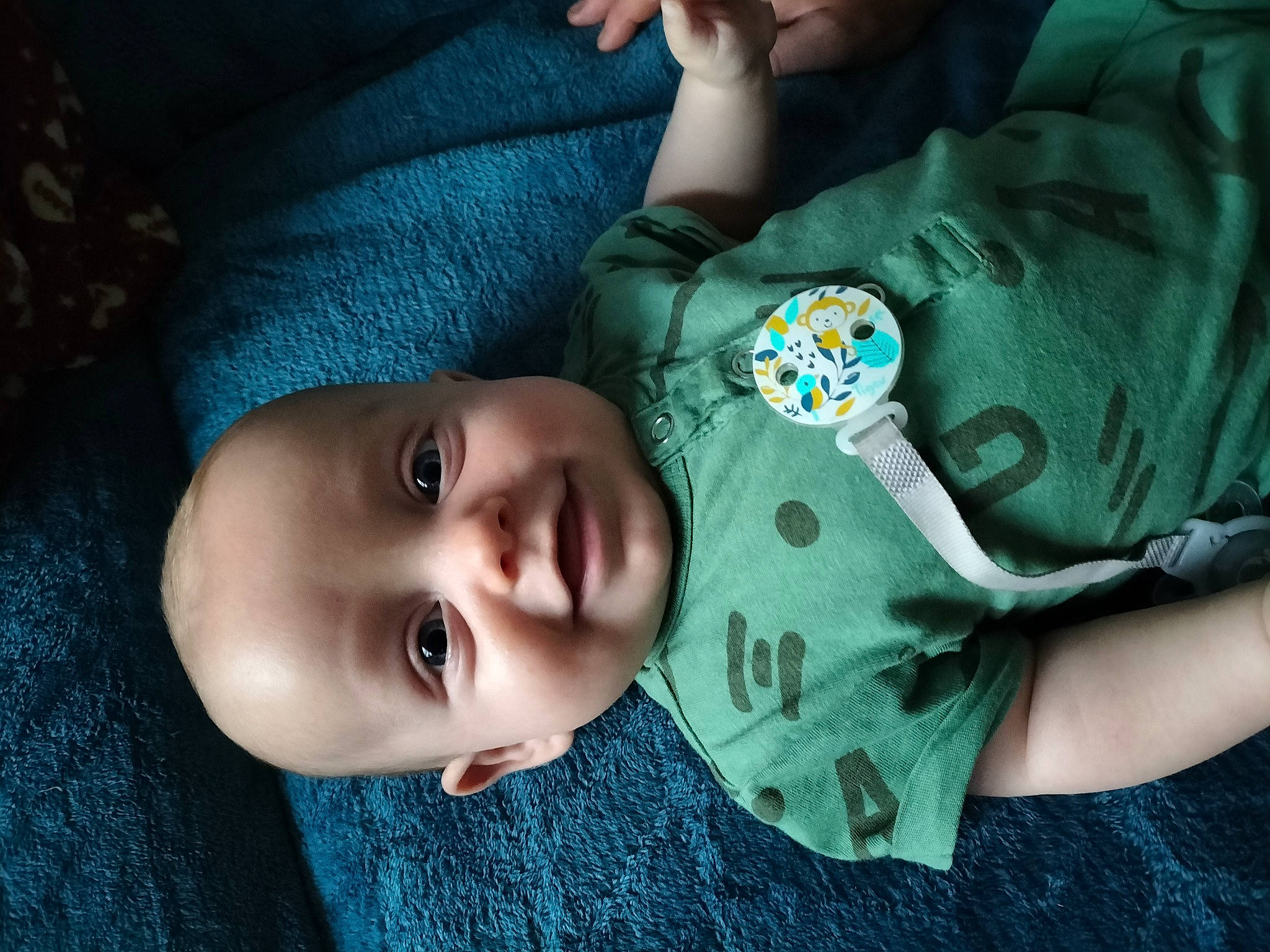 Rio a rejoint le concours — aidez-le/la à gagner de superbes lots ! baby, baby_products, baby_toddler_clothing, cheek, child, comfort, flash_photography, grass, grey, human_body, iris, lip, mouth, nose, organ, pattern, person, skin, sleeve, toddler