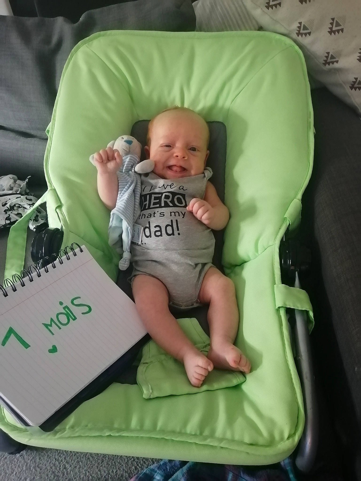 Diego participe au concours pour gagner de l'argent avec cette photo : baby, baby_carriage, baby_in_car_seat, baby_products, baby_sleeping, car_seat, child, comfort, green, person, product, sleep, toddler