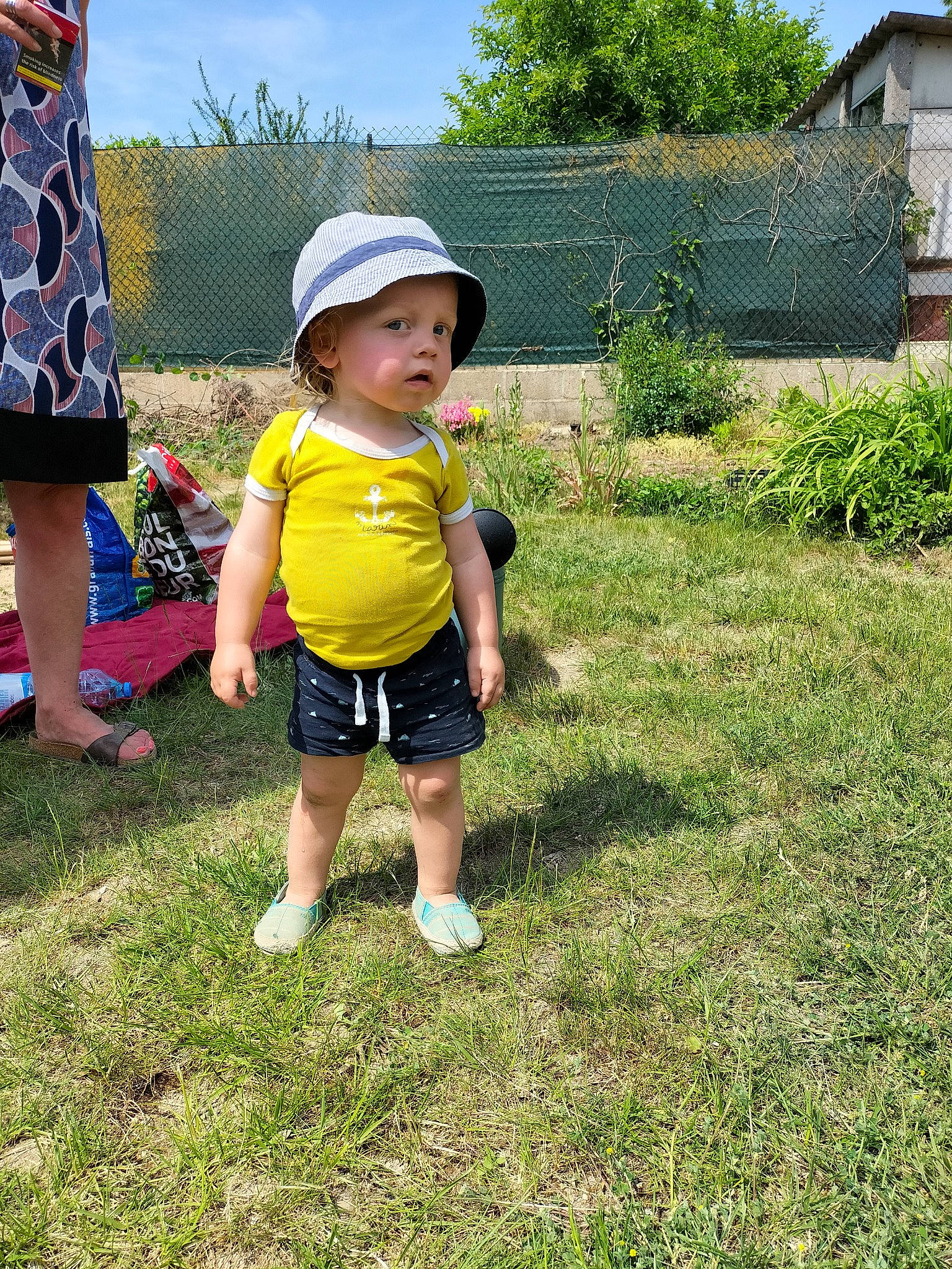 Diego participe au concours pour gagner de l'argent avec cette photo : cap, fun, grass, grass_family, grassland, happy, hat, headwear, landscape, lawn, leisure, meadow, people_in_nature, person, plant, recreation, shorts, sky, soil, sun_hat