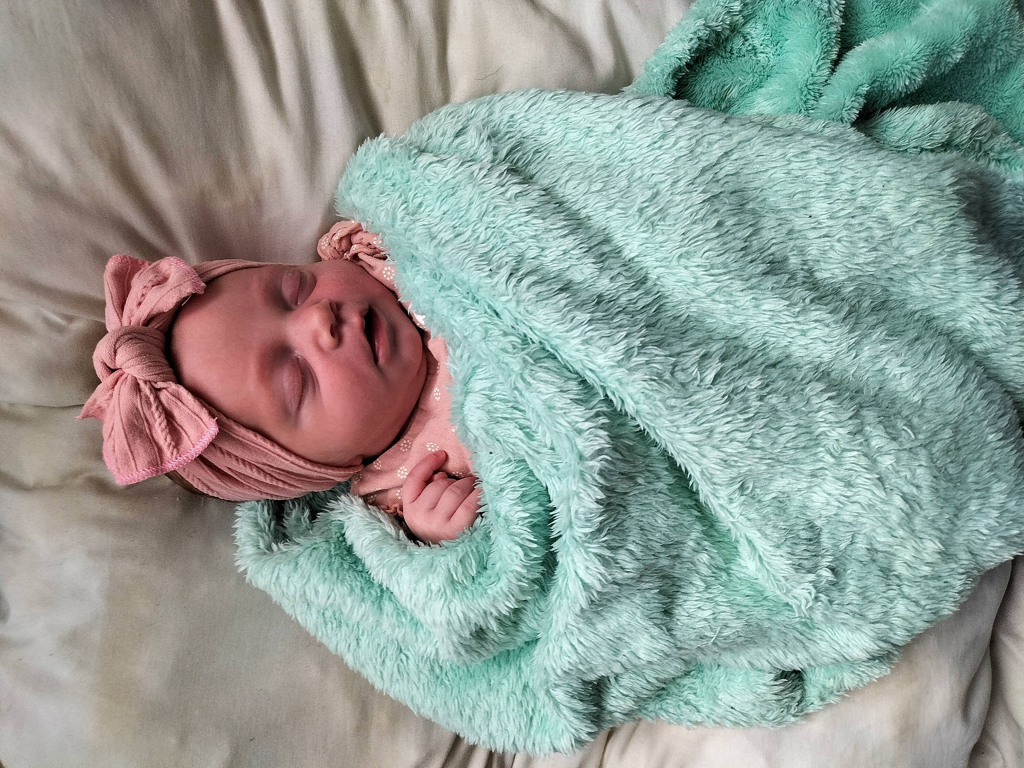 Rose a rejoint le concours — aidez-le/la à gagner de superbes lots ! baby, baby_sleeping, bed_sheet, bedding, bedtime, child, comfort, fashion_accessory, fur, grey, headwear, linens, magenta, nap, pattern, person, sleeve, textile, towel, wool