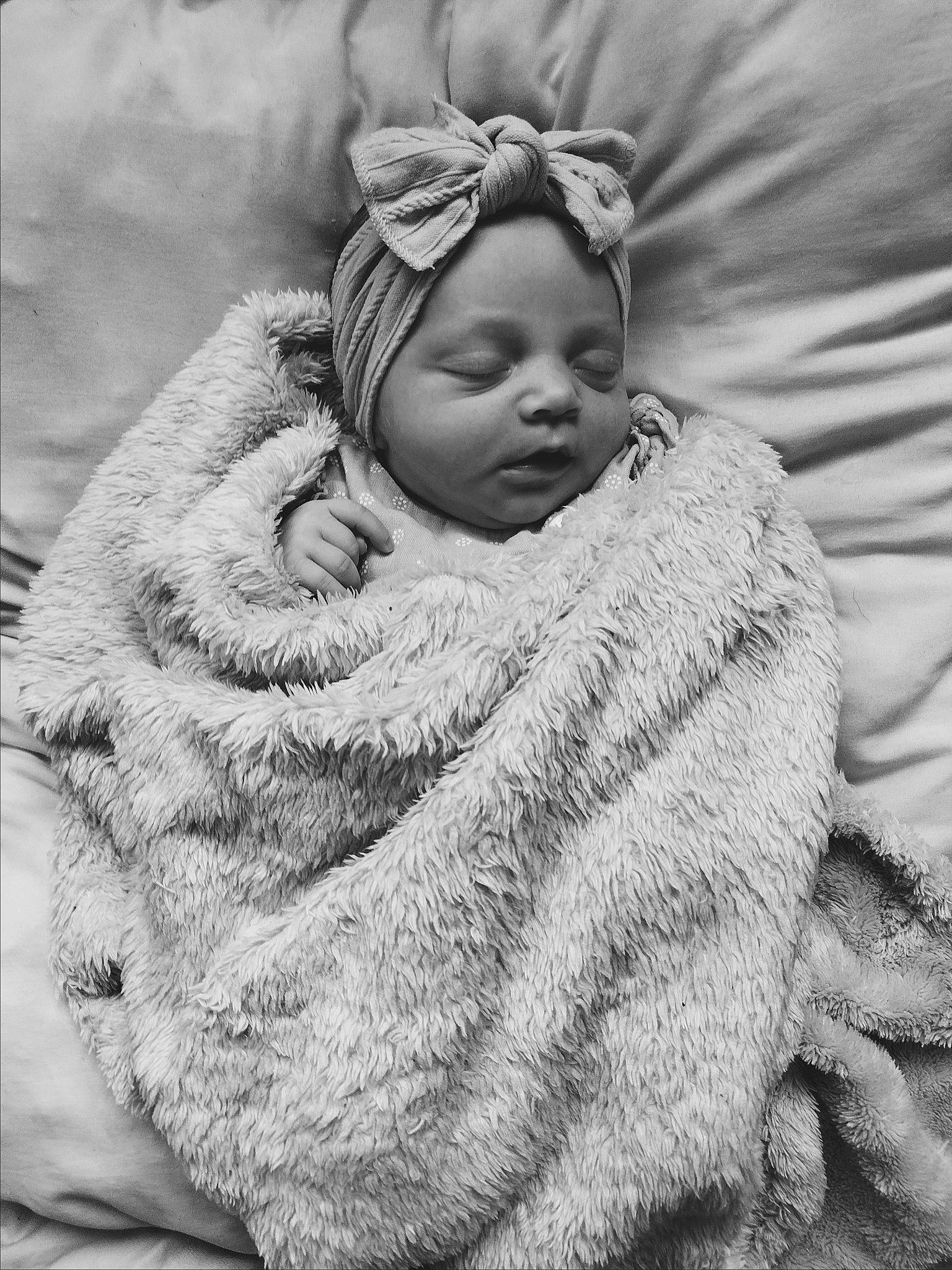Rose a rejoint le concours — aidez-le/la à gagner de superbes lots ! art, baby, baby_toddler_clothing, child, comfort, face, fashion_accessory, fur, grass, happy, linens, monochrome, monochrome_photography, pattern, people_in_nature, person, portrait_photography, sleeve, textile, toddler