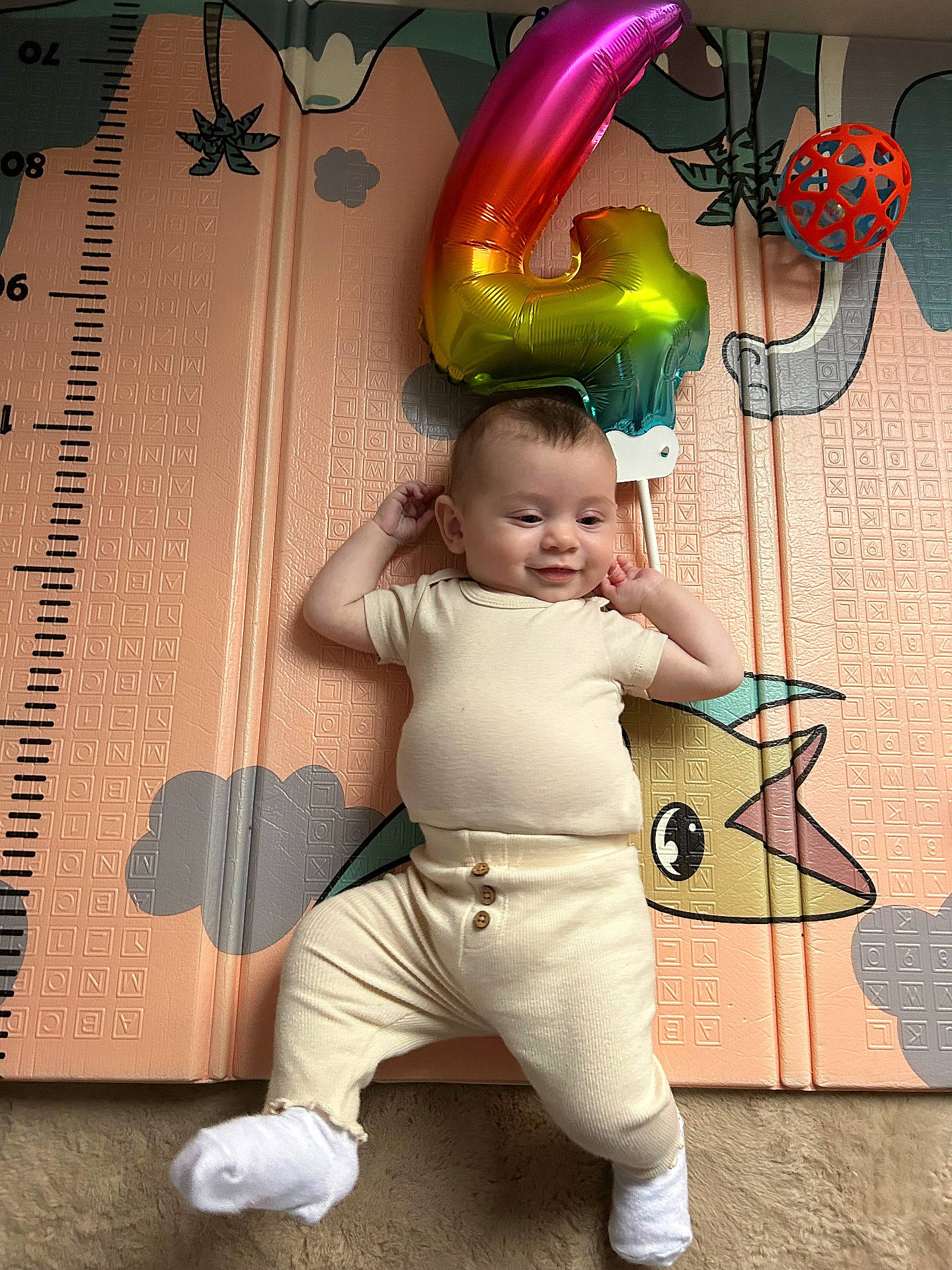 Jannah a rejoint le concours — aidez-le/la à gagner de superbes lots ! baby, balloon, celebration, child, clothing, colorful, cute, floor, happy, indoor, infant, milestone, number_4, person, play_mat, portrait, relaxed, smile, socks, toy_ball