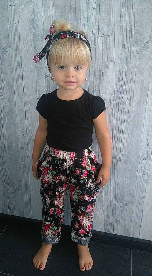 Milana a rejoint le concours — aidez-le/la à gagner de superbes lots ! abdomen, child, child_model, day, fun, girl, headgear, jeans, joint, leg, leggings, person, pink, product, shorts, shoulder, smile, standing, toddler, trousers