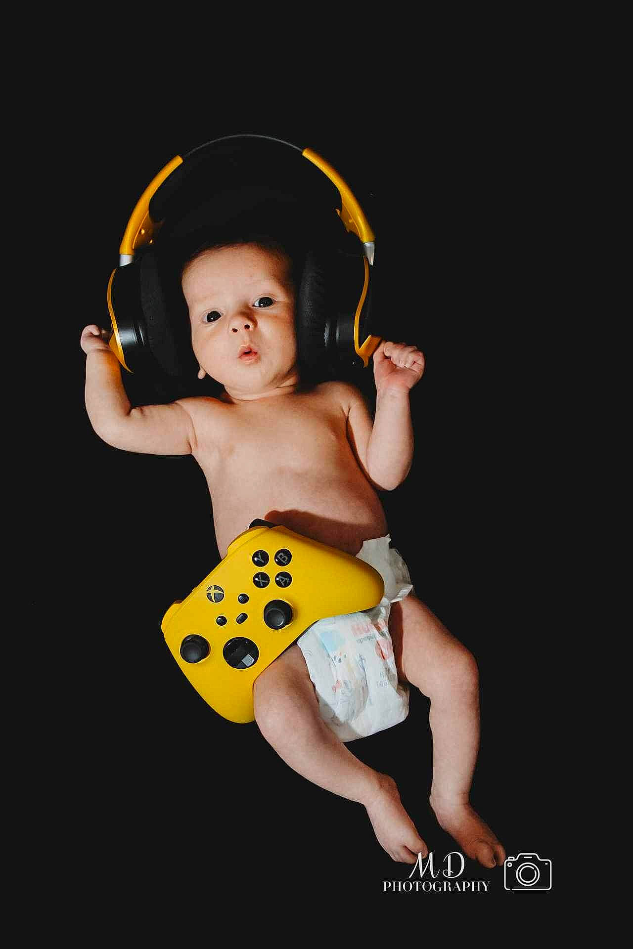 Everette is registered to the contest to win money with this photo: arm, baby, baby_toddler_clothing, barefoot, black_hair, chest, child, elbow, finger, flash_photography, fun, happy, human_leg, leg, person, sleeve, stomach, thigh, toddler, trunk