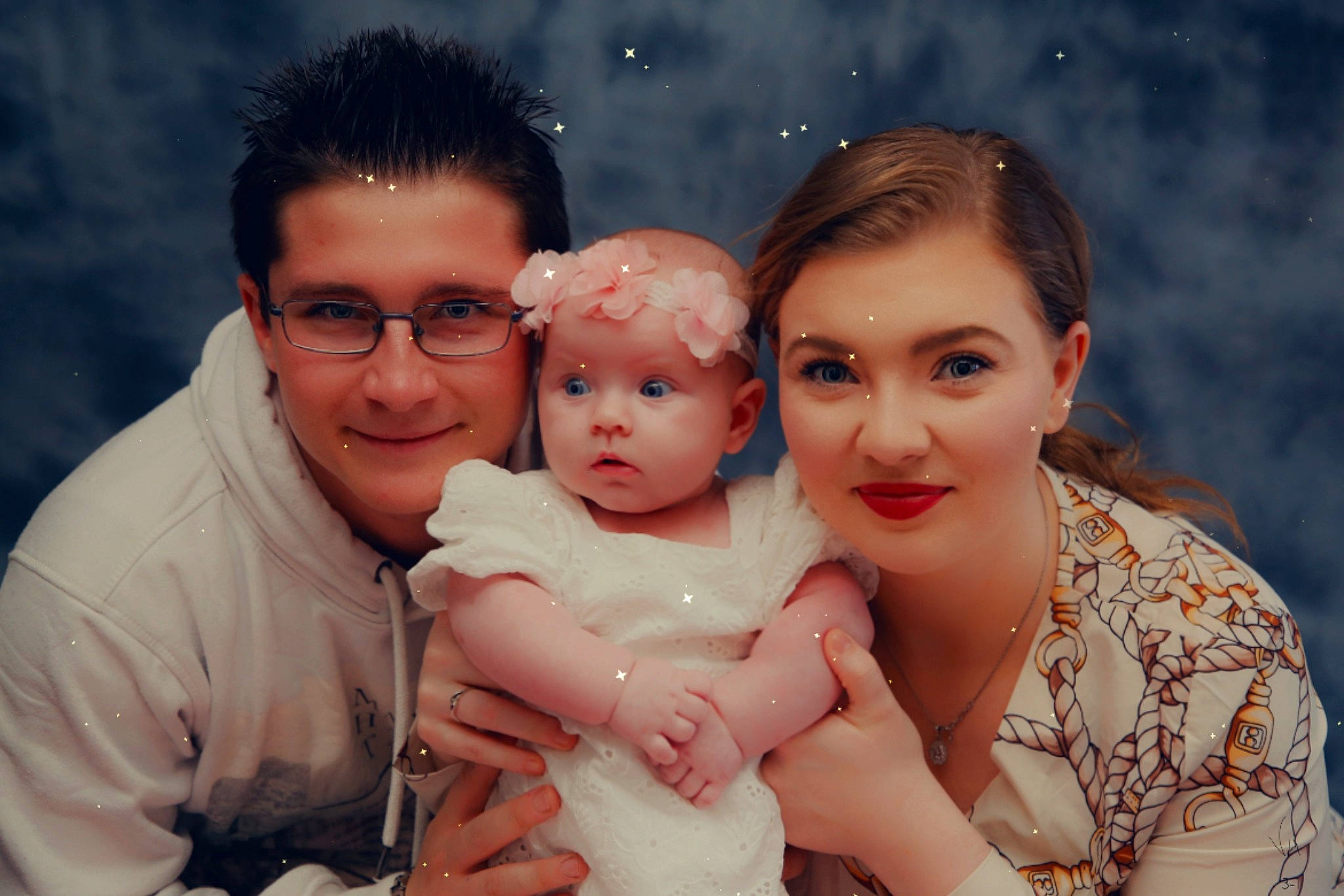 Lyssana a rejoint le concours — aidez-le/la à gagner de superbes lots ! baby, cheek, child, event, eye, facial_expression, flash_photography, formal_wear, fun, gesture, happy, headwear, hug, iris, jewellery, joy, love, people_in_nature, person, skin