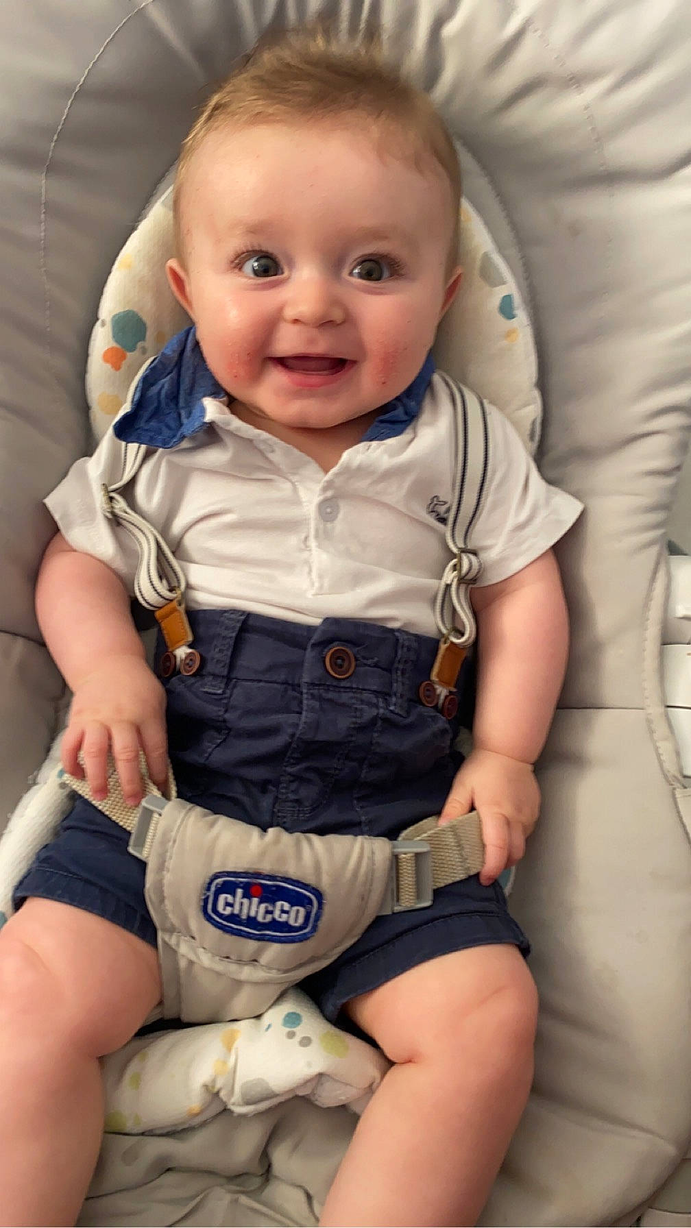 Gabin a rejoint le concours — aidez-le/la à gagner de superbes lots ! baby, baby_products, baby_toddler_clothing, car_seat, cheek, child, comfort, electric_blue, finger, happy, human_leg, joy, knee, pattern, person, sitting, skin, sleeve, smile, t_shirt