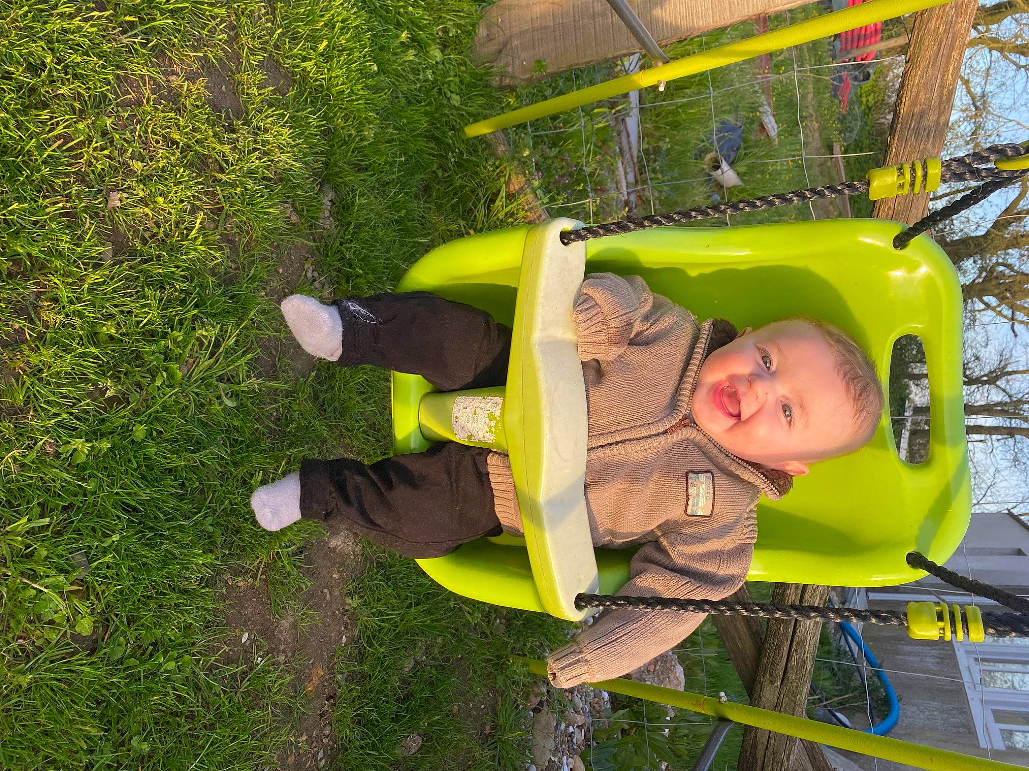Gabin a rejoint le concours — aidez-le/la à gagner de superbes lots ! baby, child, fun, grass, jacket, leisure, outdoor_play_equipment, people_in_nature, person, personal_protective_equipment, plant, recreation, toddler, tree