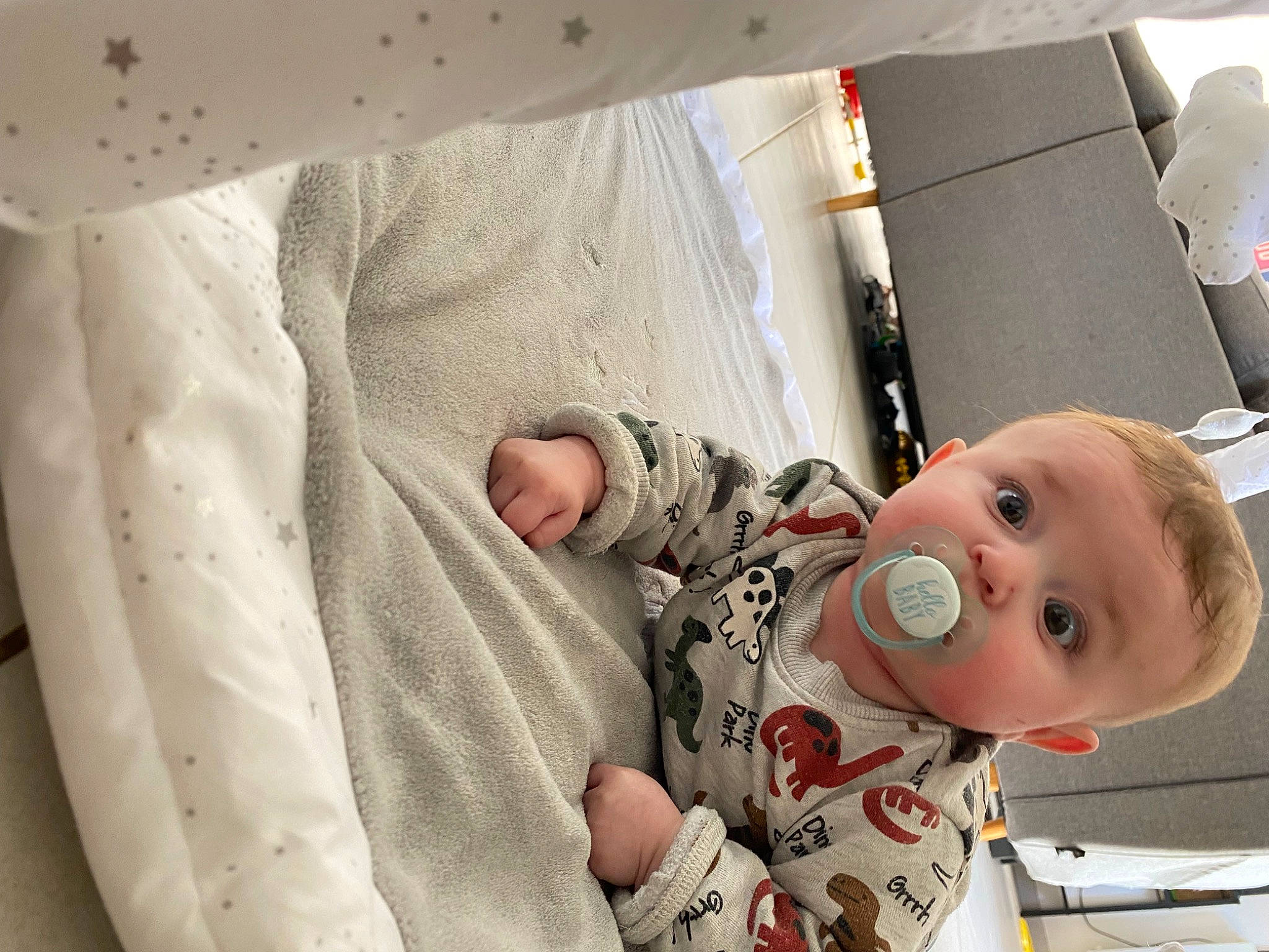 Gabin a rejoint le concours — aidez-le/la à gagner de superbes lots ! baby, baby_products, baby_safety, baby_toddler_clothing, bed, carton, child, comfort, flooring, infant_bed, linens, pattern, person, room, shipping_box, skin, sleeve, textile, toddler, toy