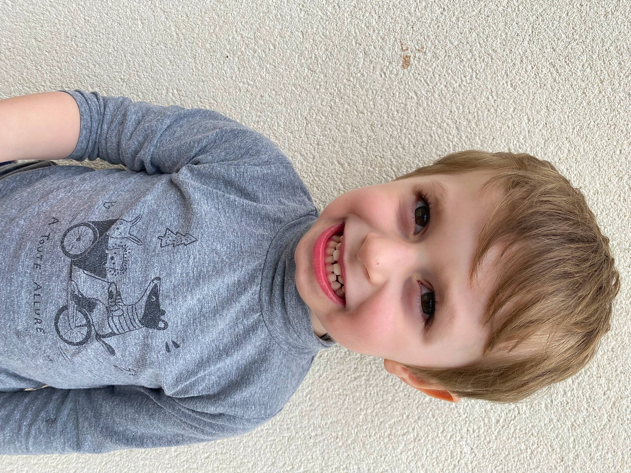 Ruben participe au concours pour gagner de l'argent avec cette photo : baby_toddler_clothing, cheek, child, comfort, elbow, gesture, happy, human_body, iris, joy, lip, mouth, nose, pattern, person, skin, sleeve, smile, t_shirt, toddler