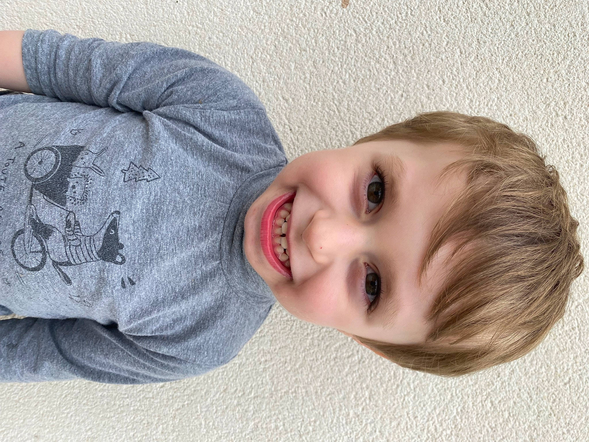 Ruben participe au concours pour gagner de l'argent avec cette photo : baby, baby_toddler_clothing, cheek, child, comfort, denim, grey, happy, joy, lip, nose, pattern, person, portrait_photography, sitting, skin, sleeve, smile, t_shirt, toddler
