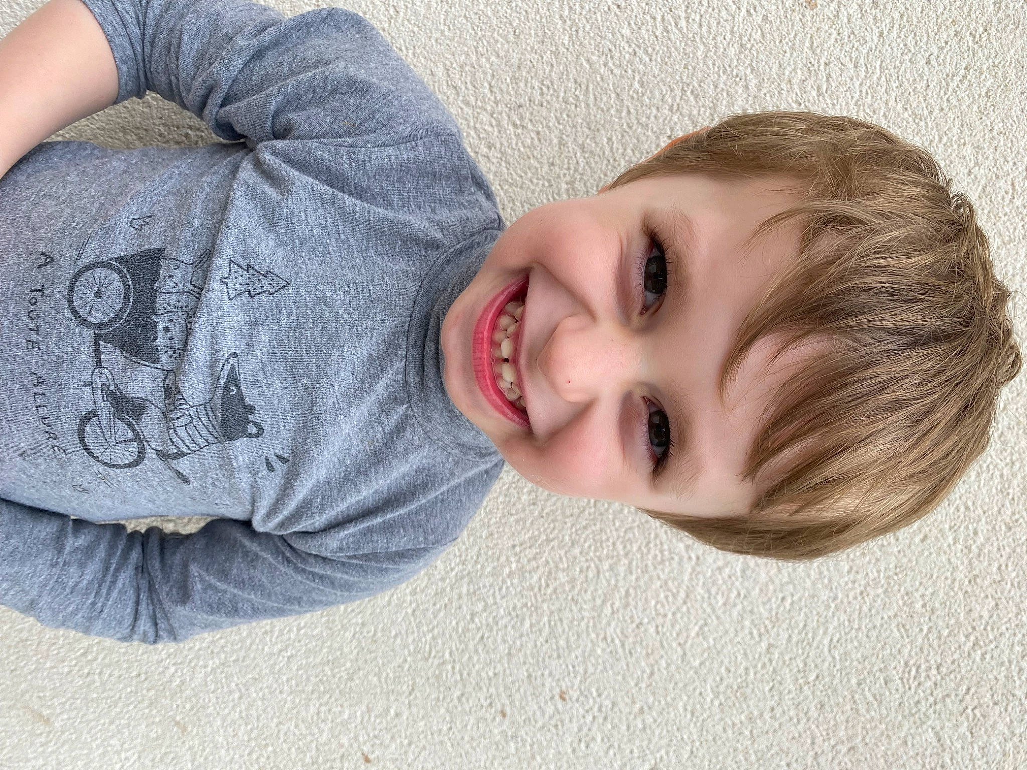 Ruben a rejoint le concours — aidez-le/la à gagner de superbes lots ! cheek, child, chin, comfort, eye, face, facial_expression, grass, happy, head, human, joy, lip, mammal, nose, person, skin, sleeve, smile, toddler