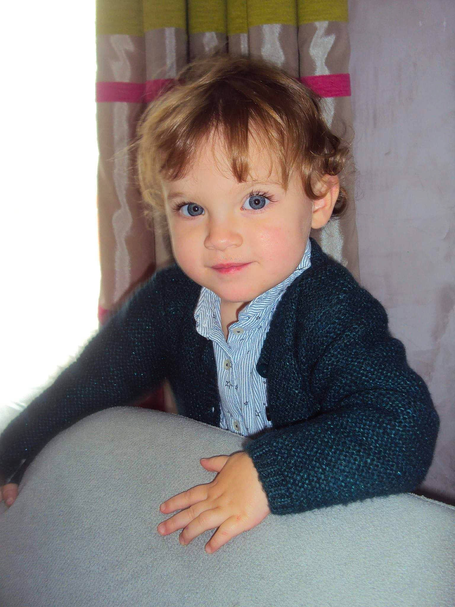 Alyson a rejoint le concours — aidez-le/la à gagner de superbes lots ! cheek, child, child_model, eye, fun, girl, human_hair_color, infant, iris, person, sitting, skin, standing, toddler